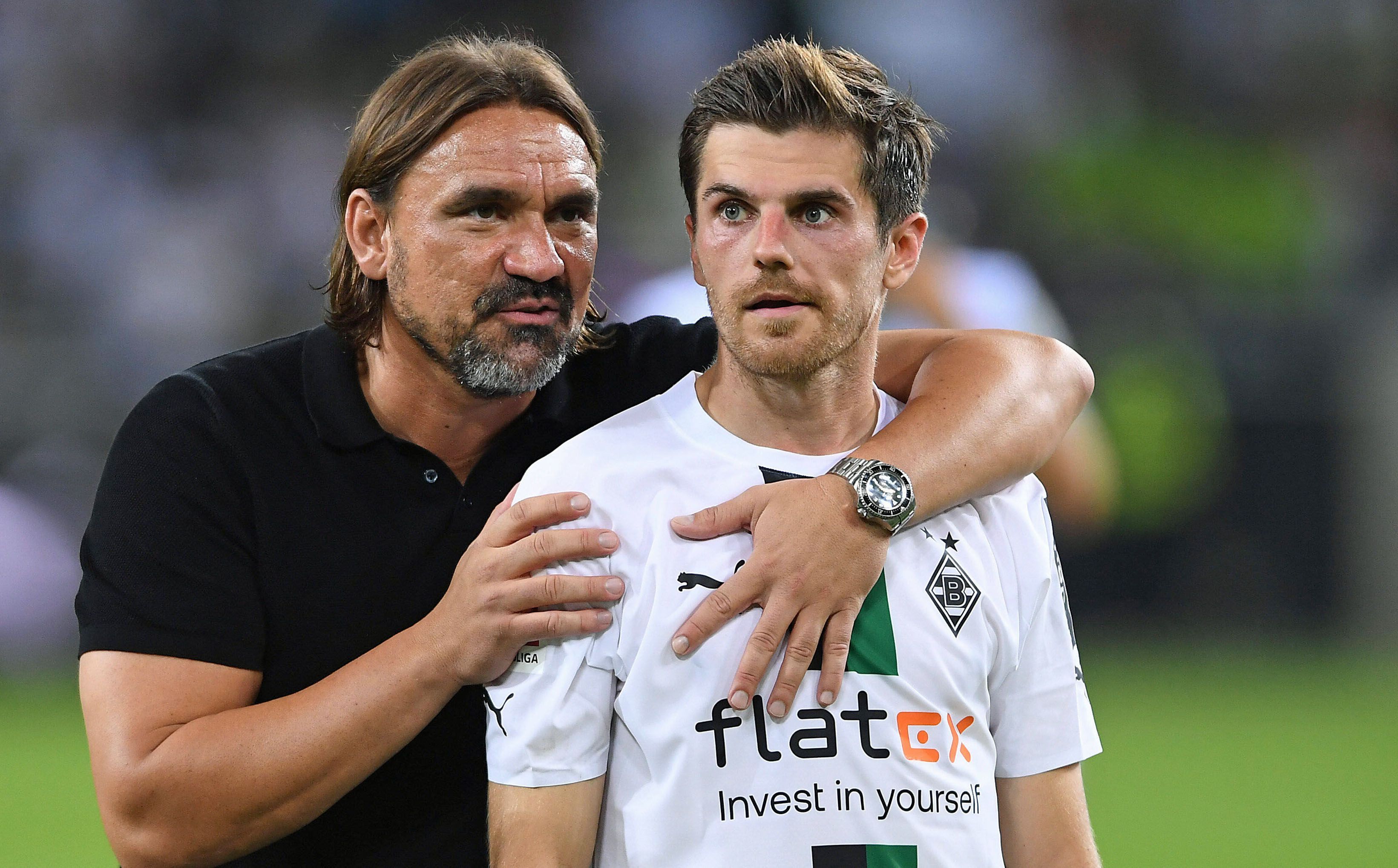 Gladbach-Trainer Daniel Farke (l.) umarmt seinen DFB-Nationalspieler Jonas Hofmann (r.). Dieses Foto zeigt die beiden Borussen am 19. August 2022 im Borussia-Park. Farke trägt ein dunkles Polohemd, Hofmann sein Gladbach-Trikot.