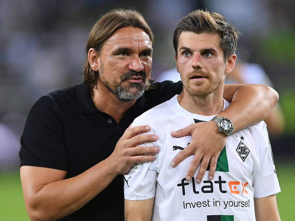 Gladbach-Trainer Daniel Farke (l.) umarmt seinen DFB-Nationalspieler Jonas Hofmann (r.). Dieses Foto zeigt die beiden Borussen am 19. August 2022 im Borussia-Park. Farke trägt ein dunkles Polohemd, Hofmann sein Gladbach-Trikot.