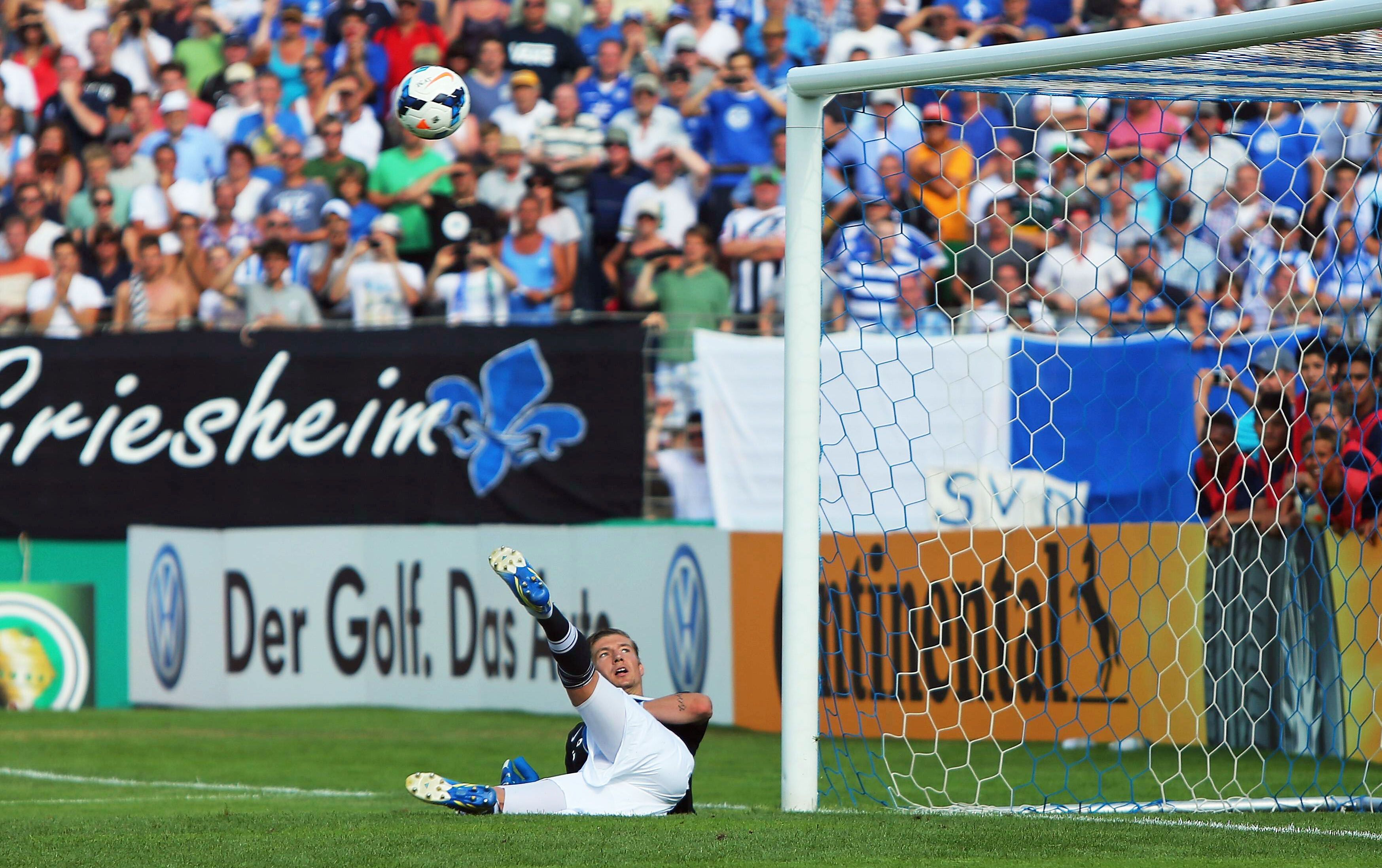 Die Entscheidung im DFB-Pokal-Duell zwischen Darmstadt 98 und Borussia Mönchengladbach am 4. August 2013 im Elfmeterschießen. Der damalige Lilien-Torwart Jan Zimmermann liegt schon auf dem Boden, als der Lupfer-Schuss von Ex-Fohlen Branimir Hrgota an die Latte klatscht. Zimmermann schaut dem Ball gebannt bei dessen Flugverlauf hinterher.