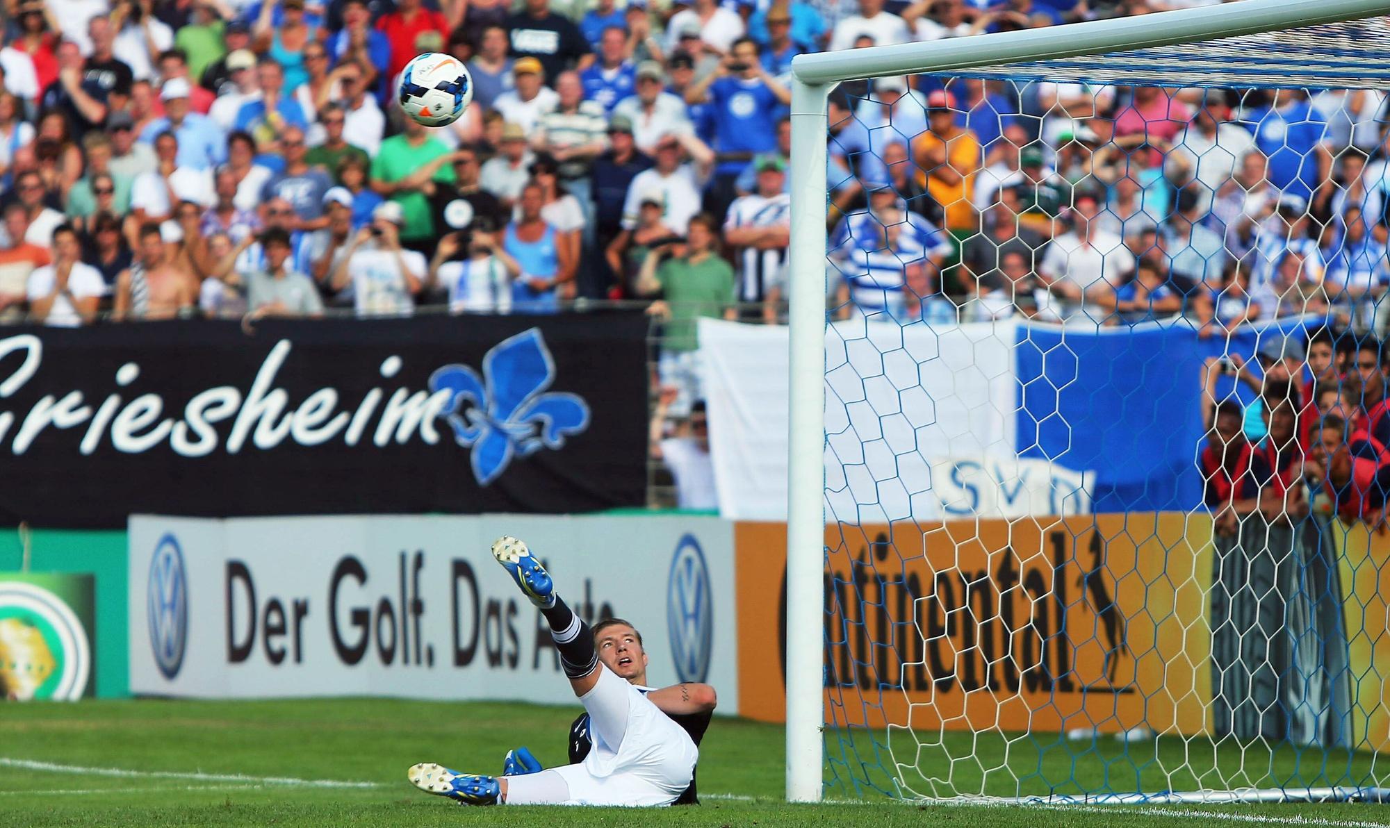 Die Entscheidung im DFB-Pokal-Duell zwischen Darmstadt 98 und Borussia Mönchengladbach am 4. August 2013 im Elfmeterschießen. Der damalige Lilien-Torwart Jan Zimmermann liegt schon auf dem Boden, als der Lupfer-Schuss von Ex-Fohlen Branimir Hrgota an die Latte klatscht. Zimmermann schaut dem Ball gebannt bei dessen Flugverlauf hinterher.