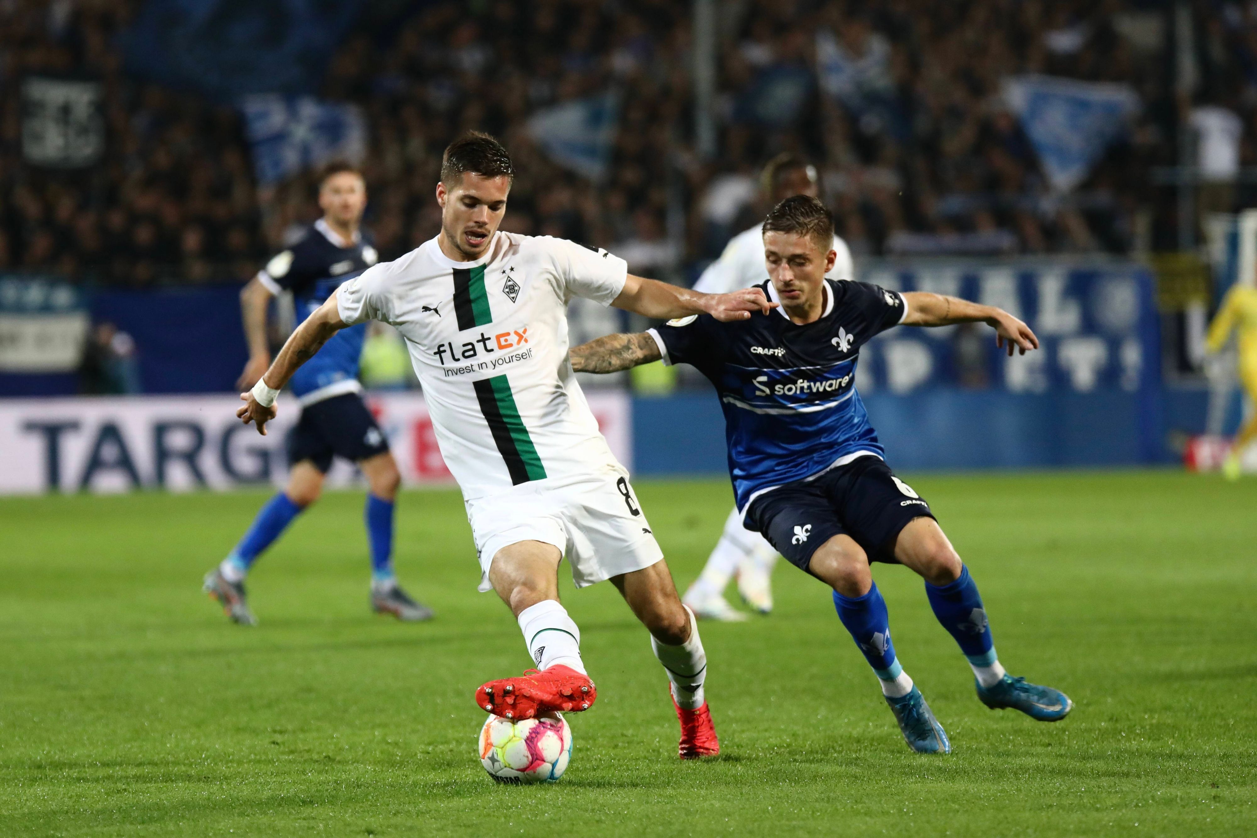 Julian Weigl von Borussia Mönchengladbach beim DFB-Pokalspiel (18. Oktober 2022) im Zweikampf mit Marvin Mehlem von Darmstadt 98.