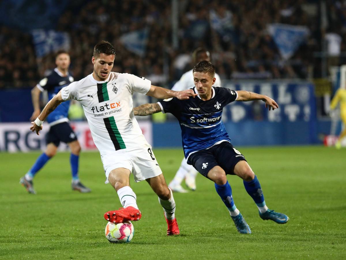 Julian Weigl von Borussia Mönchengladbach beim DFB-Pokalspiel (18. Oktober 2022) im Zweikampf mit Marvin Mehlem von Darmstadt 98.