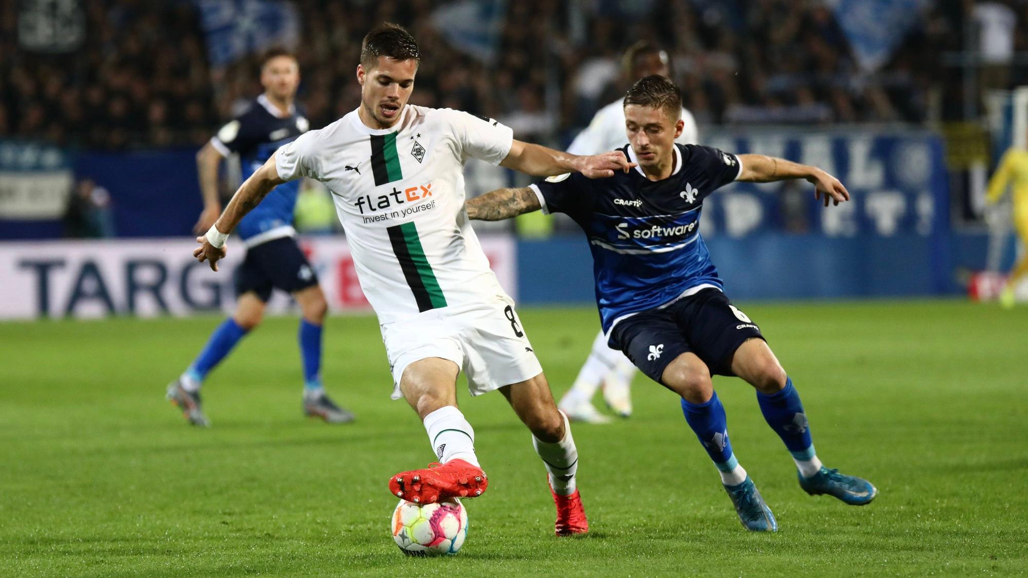 Julian Weigl von Borussia Mönchengladbach beim DFB-Pokalspiel (18. Oktober 2022) im Zweikampf mit Marvin Mehlem von Darmstadt 98.