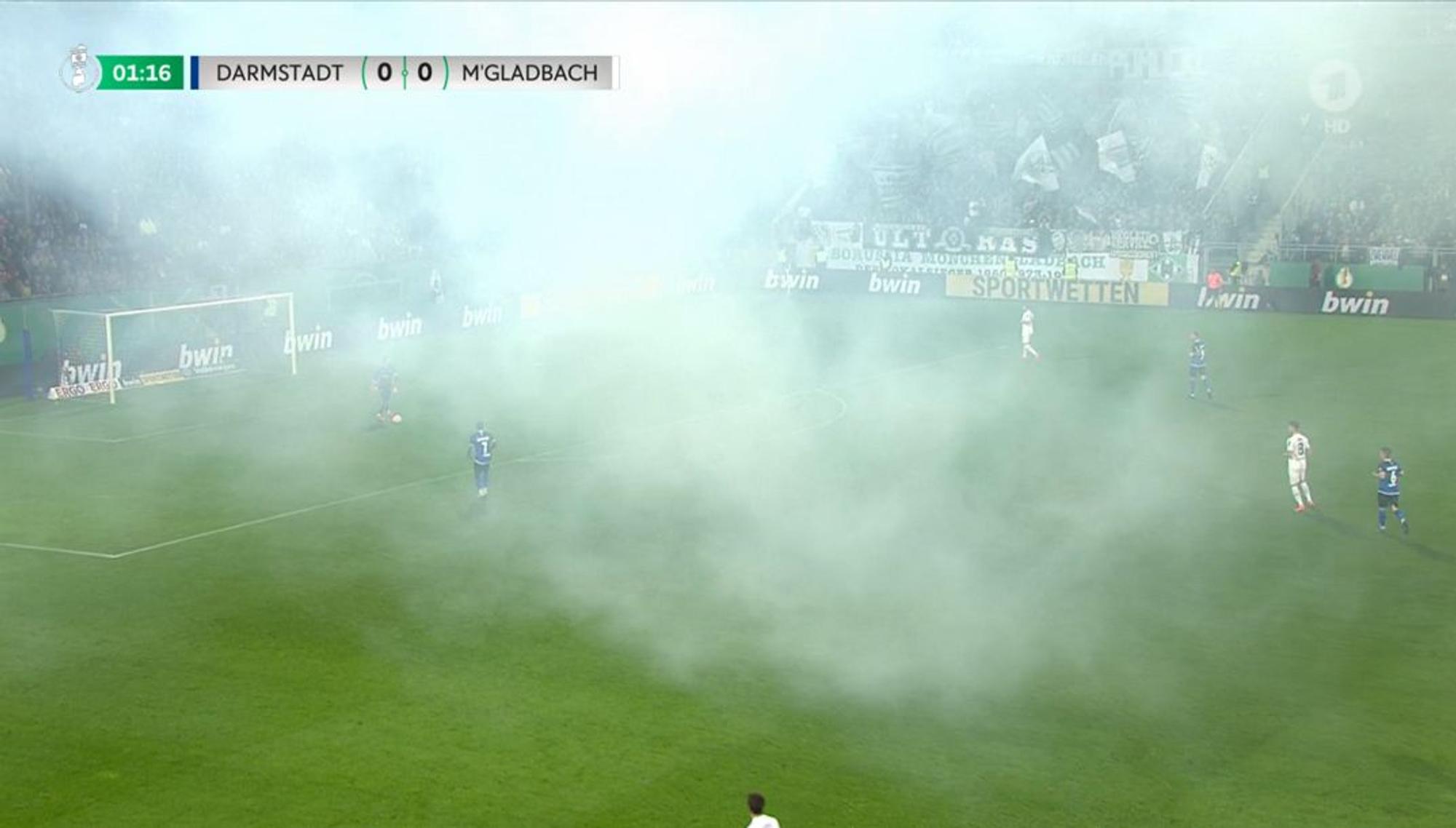 Rauchschwaden ziehen durch das Stadion in Darmstadt zu Beginn des Pokal-Duells gegen Borussia Mönchengladbach am 18. Oktober 2022.