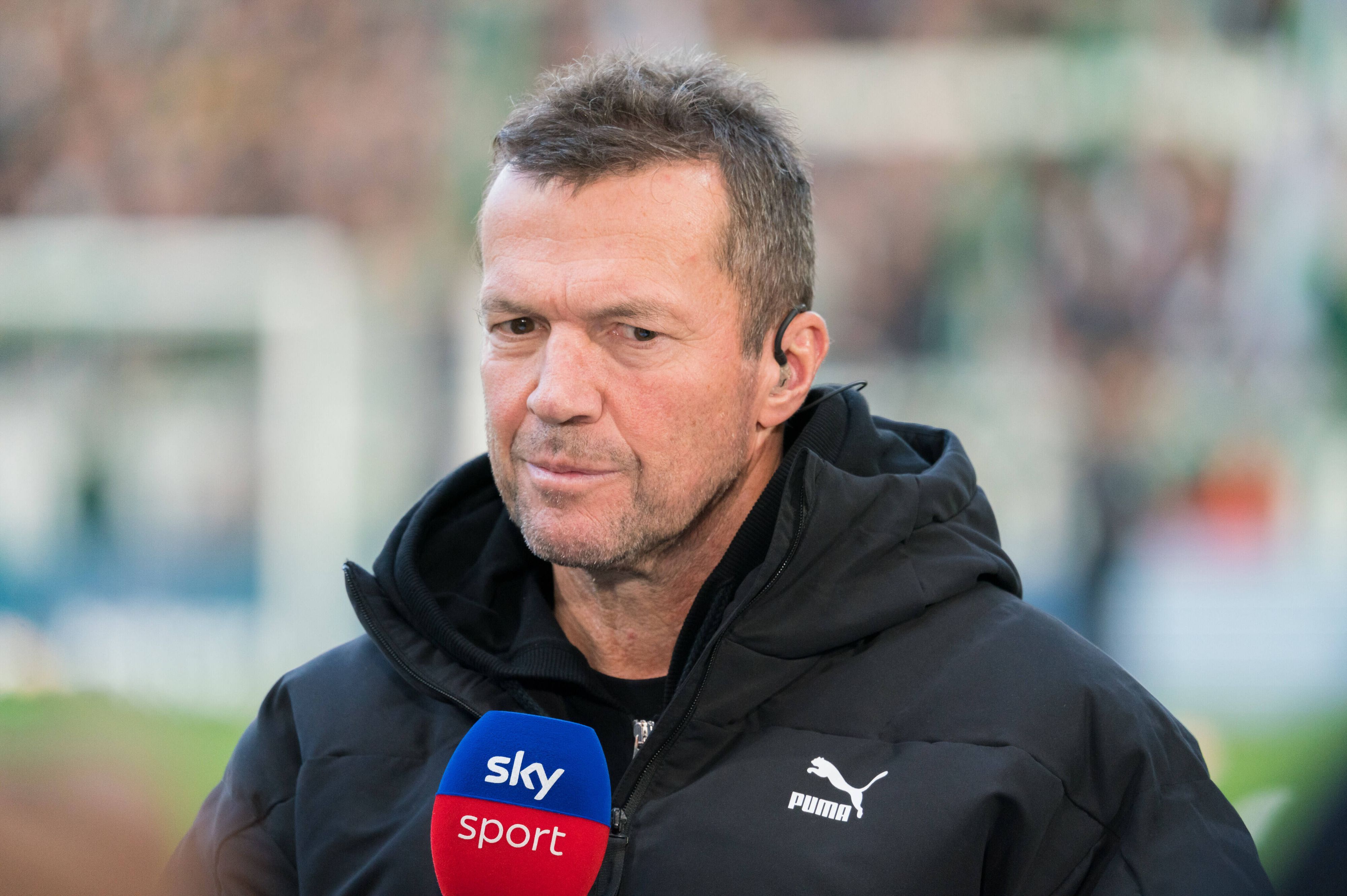Weltmeister und Weltfußballer Lothar Matthäus, hier am 1. Oktober 2022 in Bremen zu sehen, hat sich in seiner Funktion als Sky-Experte zur Zukunft von Gladbach-Stürmer Marcus Thuram geäußert. Matthäus trägt eine dunkle Puma-Jacke und hält ein Mikrofon in seiner rechten Hand.