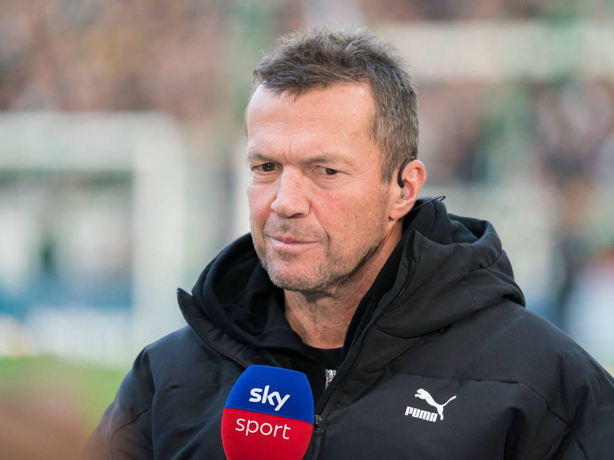 Weltmeister und Weltfußballer Lothar Matthäus, hier am 1. Oktober 2022 in Bremen zu sehen, hat sich in seiner Funktion als Sky-Experte zur Zukunft von Gladbach-Stürmer Marcus Thuram geäußert. Matthäus trägt eine dunkle Puma-Jacke und hält ein Mikrofon in seiner rechten Hand.
