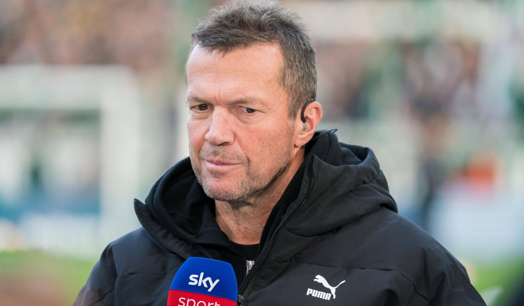 Weltmeister und Weltfußballer Lothar Matthäus, hier am 1. Oktober 2022 in Bremen zu sehen, hat sich in seiner Funktion als Sky-Experte zur Zukunft von Gladbach-Stürmer Marcus Thuram geäußert. Matthäus trägt eine dunkle Puma-Jacke und hält ein Mikrofon in seiner rechten Hand.