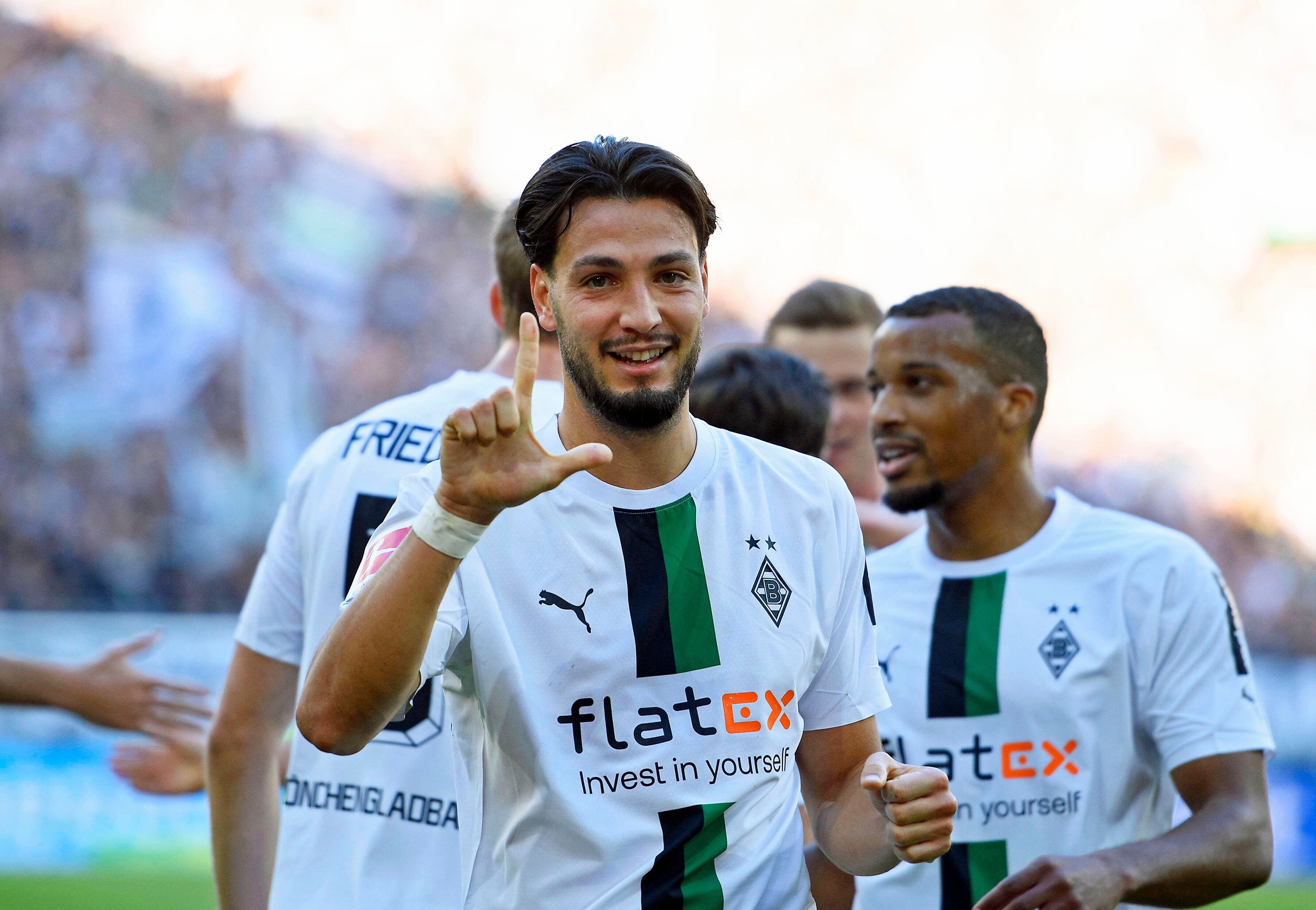 Gladbach-Profi Ramy Bensebainin hat seinen 2023 auslaufenden Vertrag bei Borussia noch nicht verlängert. Auf diesem Foto ist der Algerier am 9. Oktober 2022 im Borussia-Park zu sehen. Bensebaini bejubelt seinen zweiten Treffer im Derby gegen den 1. FC Köln.