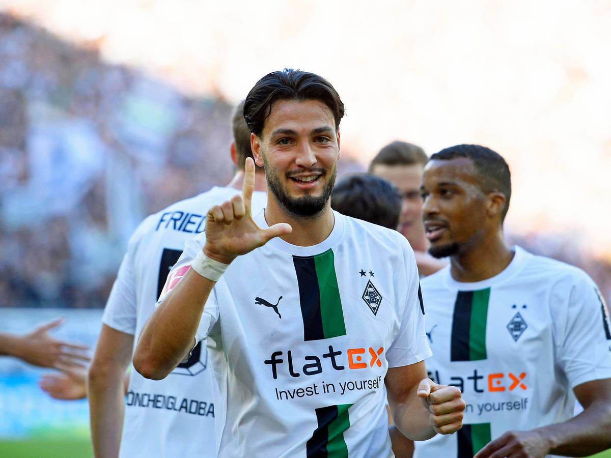 Gladbach-Profi Ramy Bensebainin hat seinen 2023 auslaufenden Vertrag bei Borussia noch nicht verlängert. Auf diesem Foto ist der Algerier am 9. Oktober 2022 im Borussia-Park zu sehen. Bensebaini bejubelt seinen zweiten Treffer im Derby gegen den 1. FC Köln.