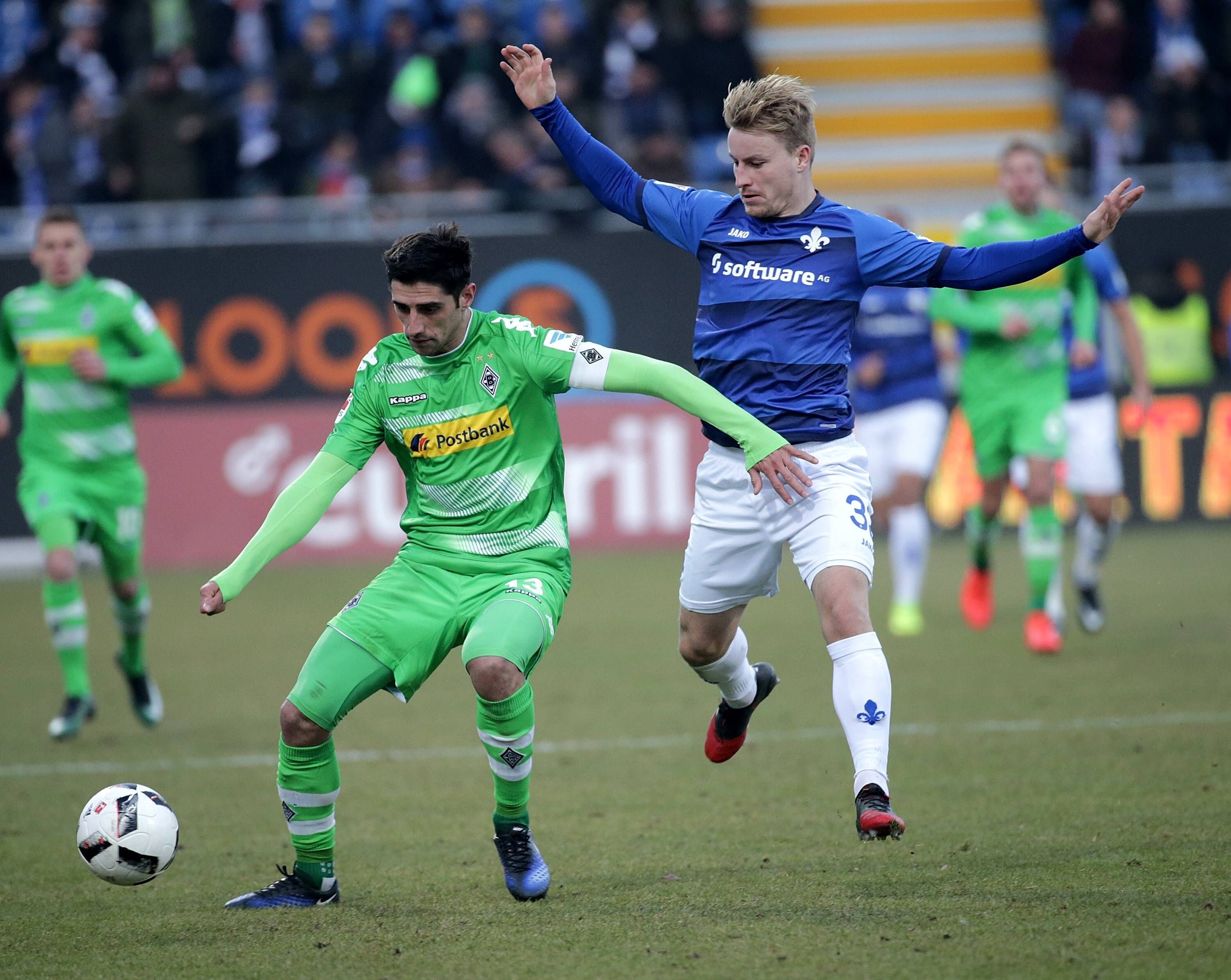 Lars Stindl von Borussia Mönchengladbach (l.) im Zweikampf mit Fabian Holland vom SV Darmstadt 98. Das Foto stammt vom Bundesliga-Spiel am 21. Januar 2017 im Böllenfalltor-Stadion.