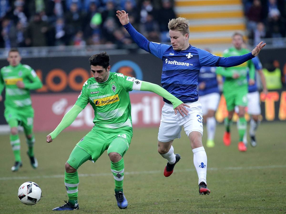 Lars Stindl von Borussia Mönchengladbach (l.) im Zweikampf mit Fabian Holland vom SV Darmstadt 98. Das Foto stammt vom Bundesliga-Spiel am 21. Januar 2017 im Böllenfalltor-Stadion.