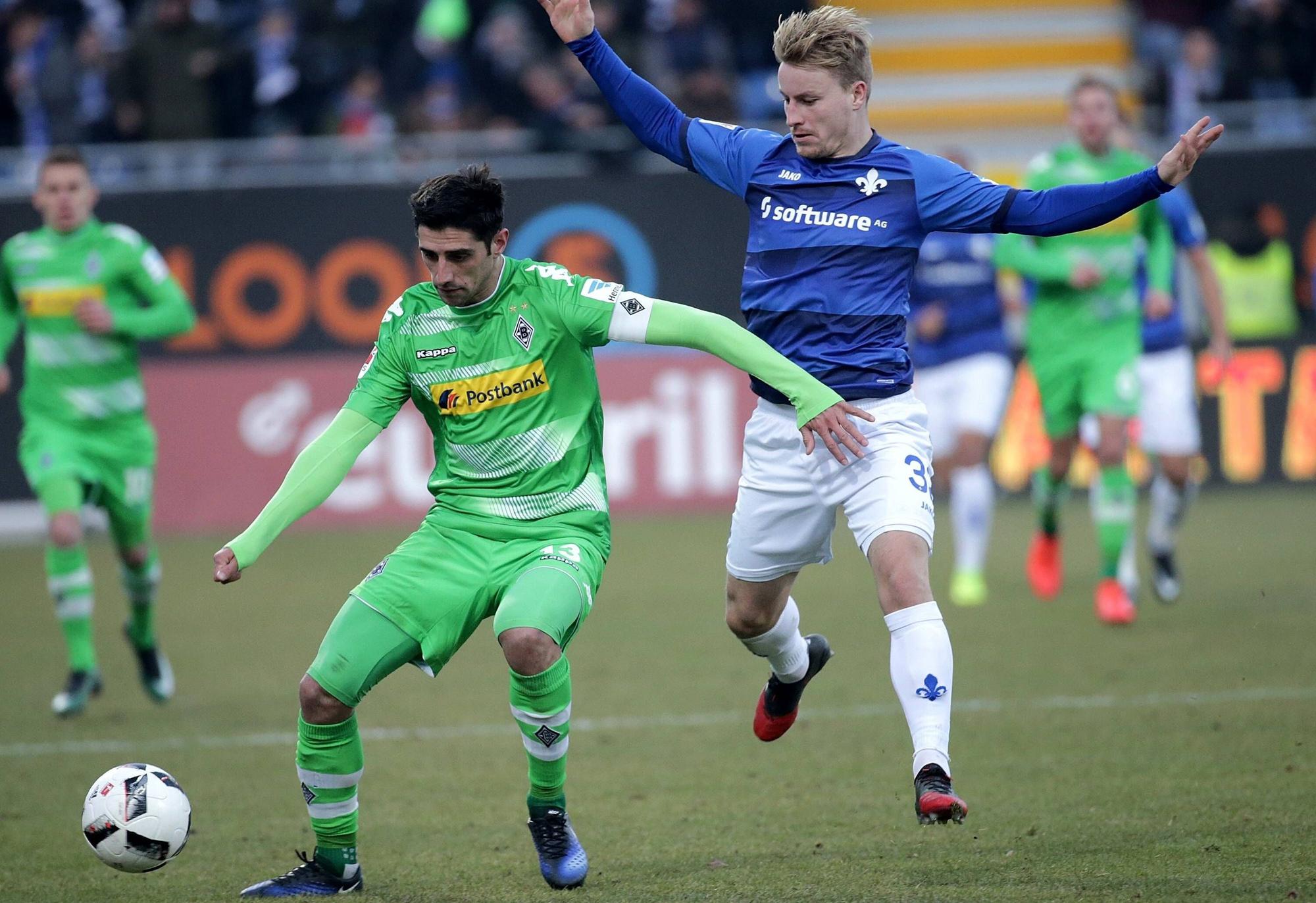 Lars Stindl von Borussia Mönchengladbach (l.) im Zweikampf mit Fabian Holland vom SV Darmstadt 98. Das Foto stammt vom Bundesliga-Spiel am 21. Januar 2017 im Böllenfalltor-Stadion.