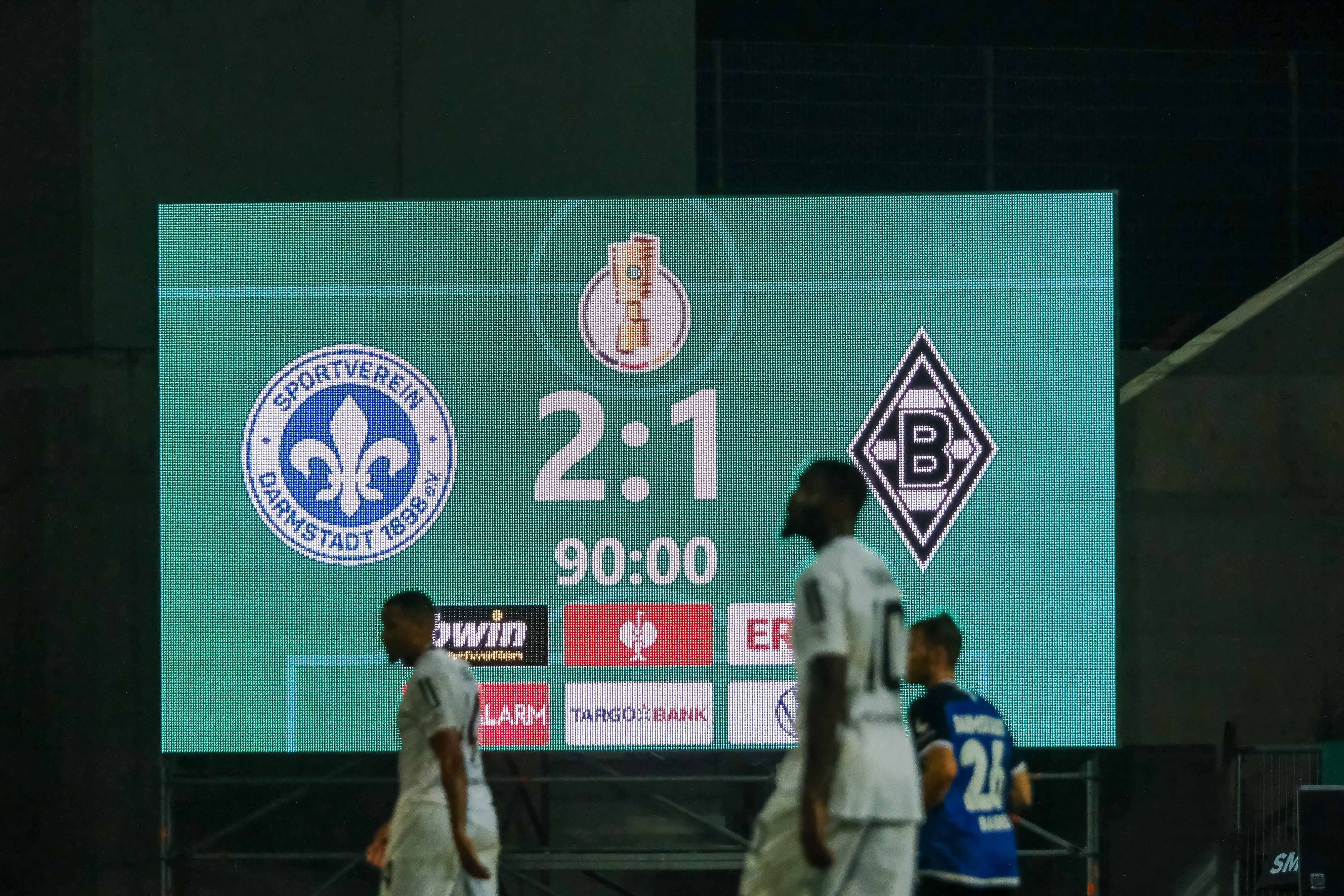 Die Anzeigetafel zeigt den 2:1-Endstand des DFB-Pokal-Duells von Darmstadt 98 gegen Borussia Mönchengladbach am 18. Oktober 2022.