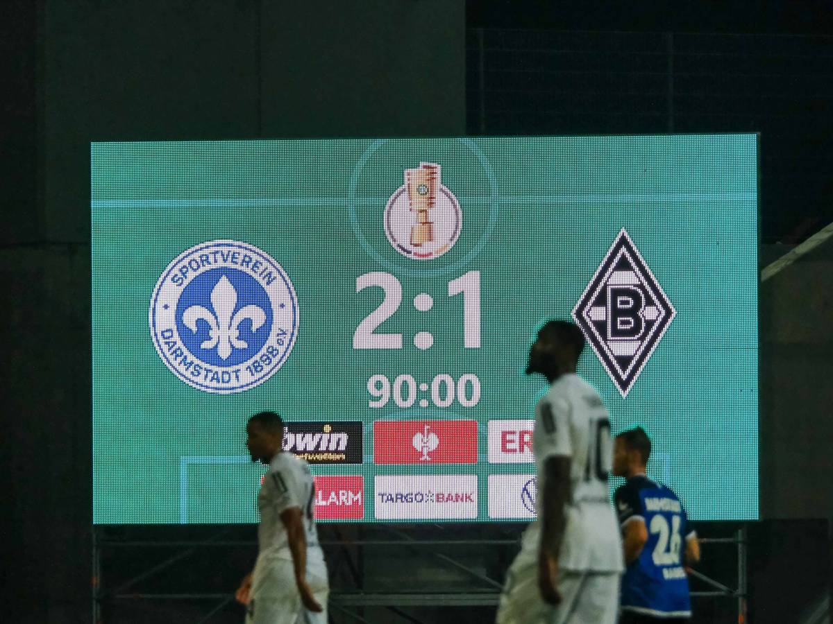 Die Anzeigetafel zeigt den 2:1-Endstand des DFB-Pokal-Duells von Darmstadt 98 gegen Borussia Mönchengladbach am 18. Oktober 2022.