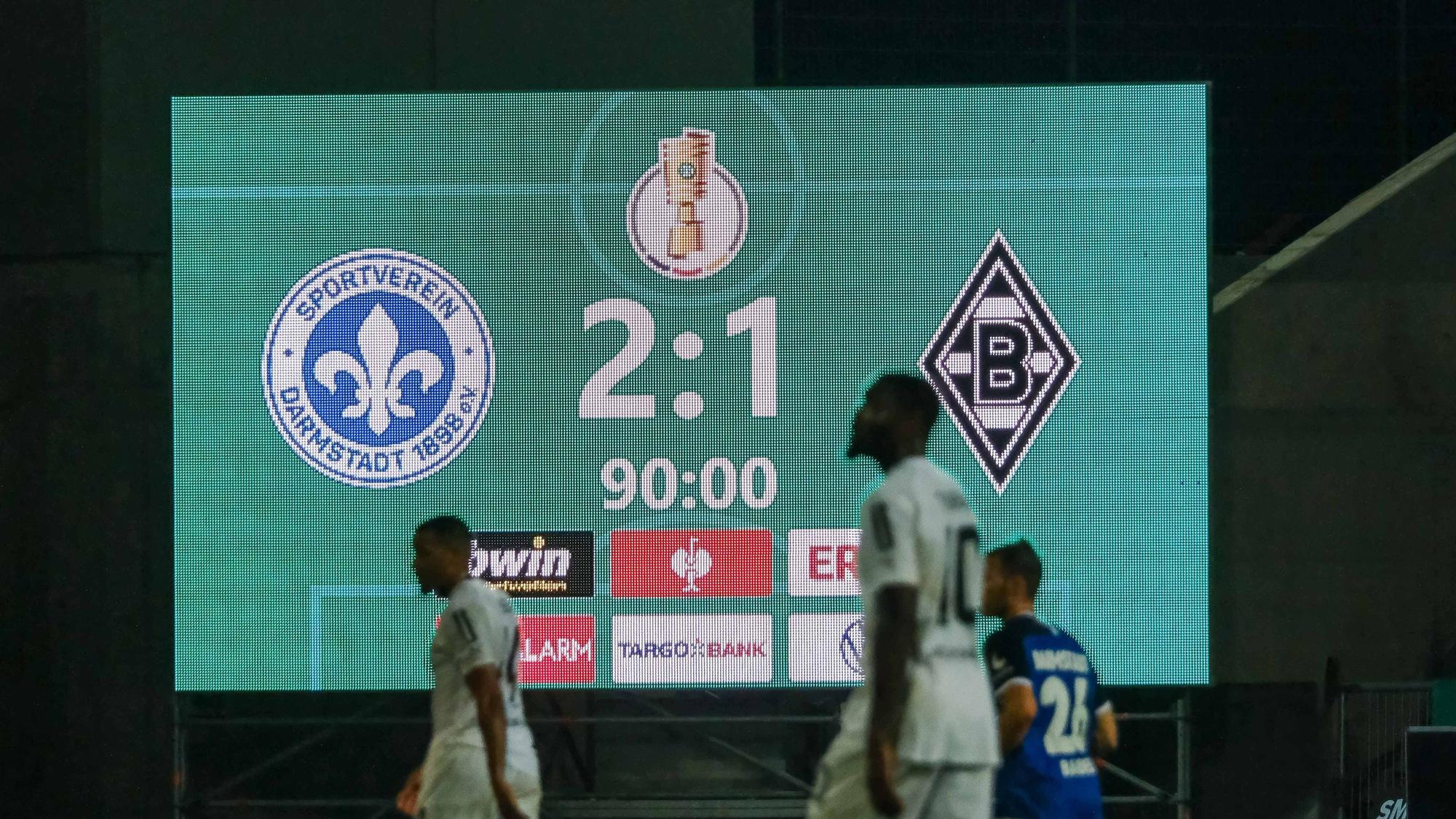 Die Anzeigetafel zeigt den 2:1-Endstand des DFB-Pokal-Duells von Darmstadt 98 gegen Borussia Mönchengladbach am 18. Oktober 2022.