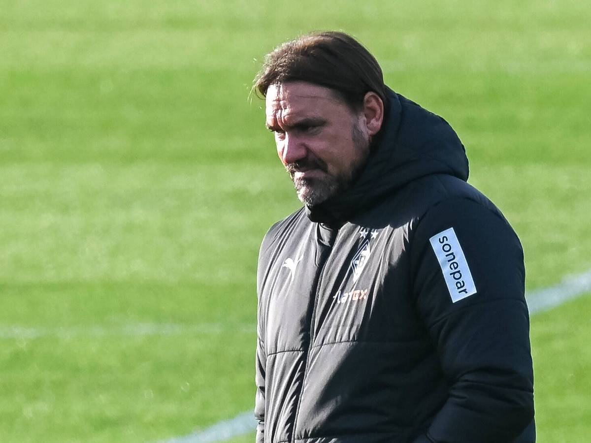 Daniel Farke, Trainer von Borussia Mönchengladbach, hat am Mittwoch (19. Oktober 2022) mit GladbachLIVE über die Verletzungen von Jonas Hofmann und Yann Sommer gesprochen. Farke ist auf dem Trainingsplatz und schaut beim Spielersatztraining zu.