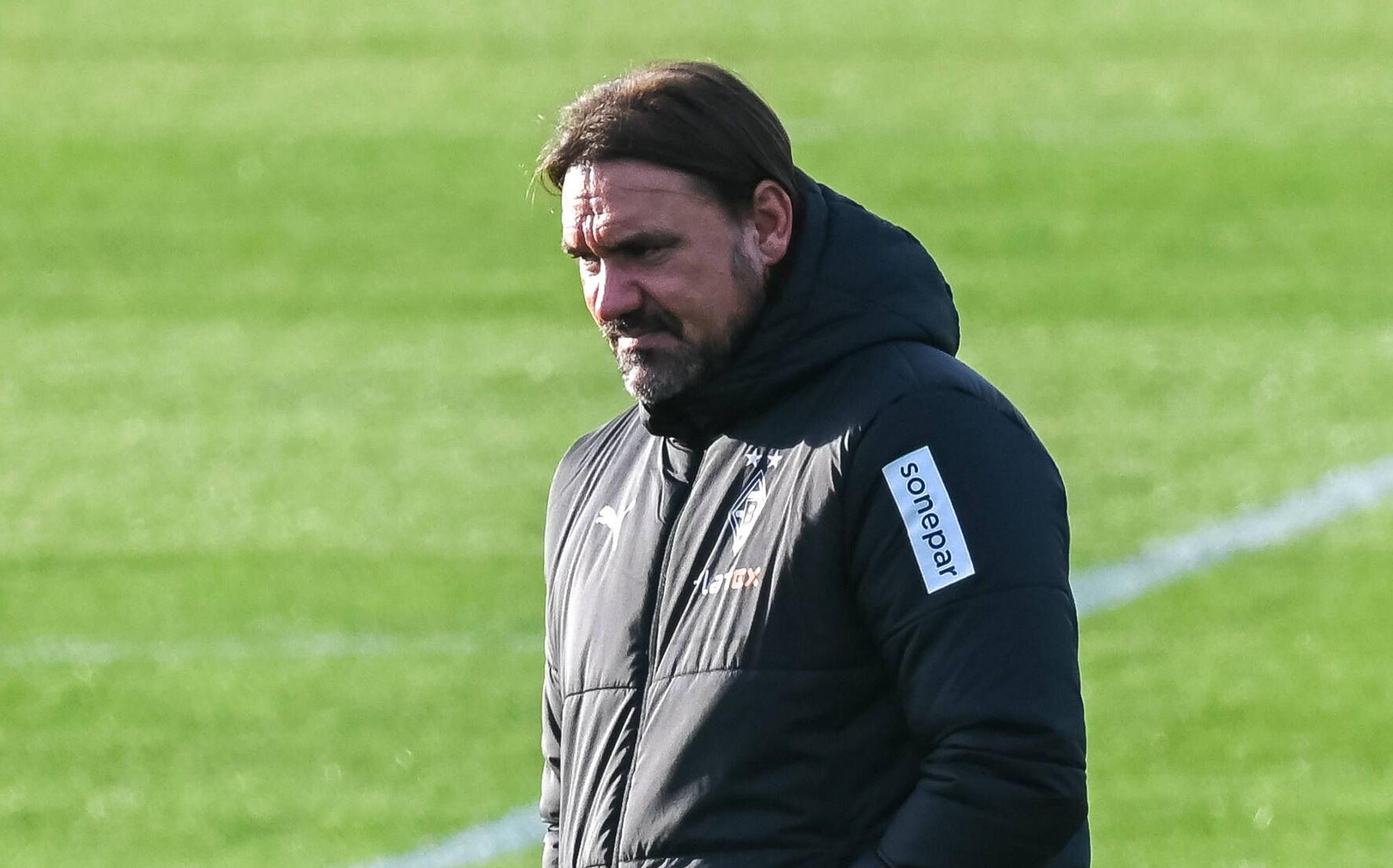 Daniel Farke, Trainer von Borussia Mönchengladbach, hat am Mittwoch (19. Oktober 2022) mit GladbachLIVE über die Verletzungen von Jonas Hofmann und Yann Sommer gesprochen. Farke ist auf dem Trainingsplatz und schaut beim Spielersatztraining zu.