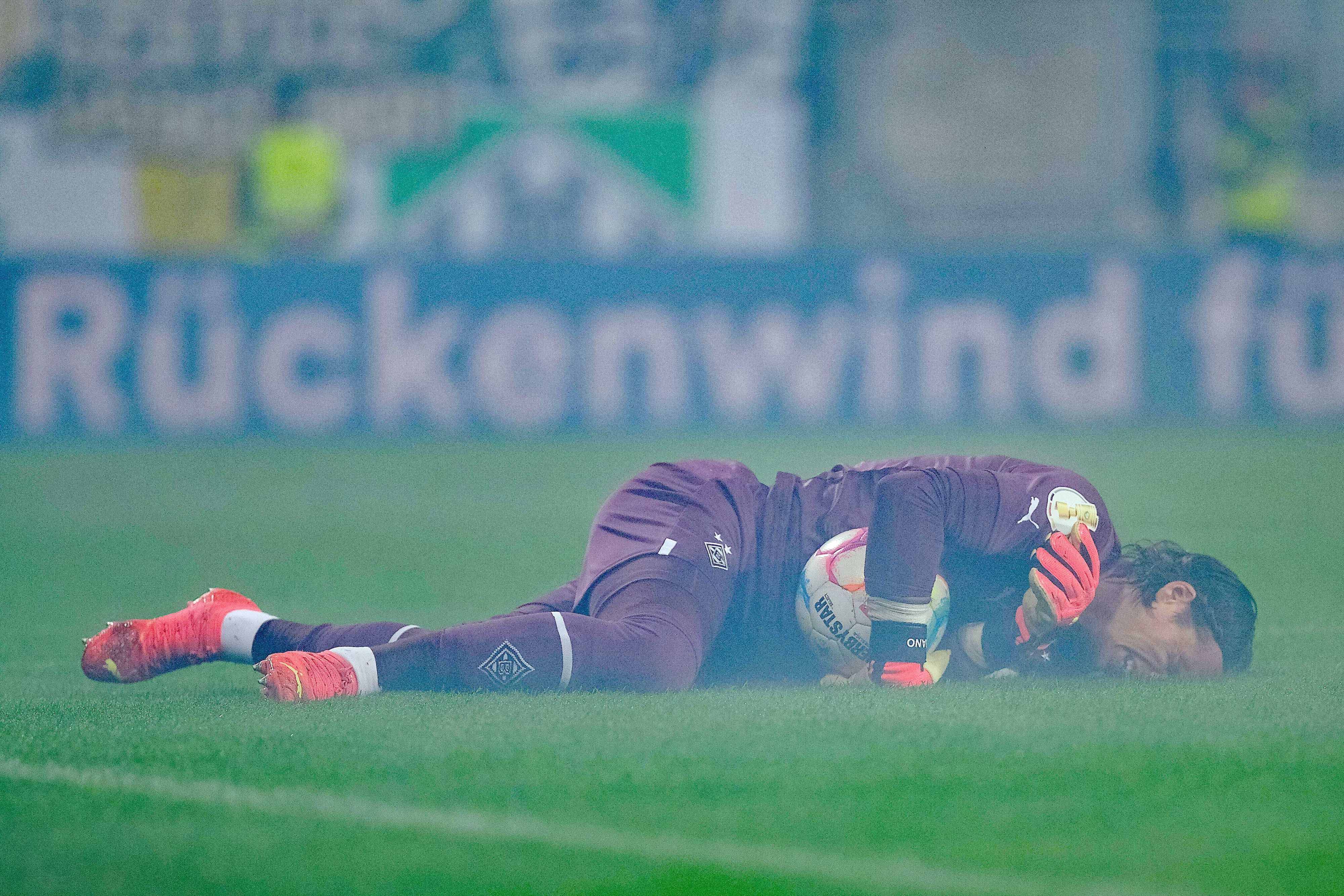 Yann Sommer, Torhüter von Borussia Mönchengladbach, liegt verletzt auf dem Spielfeld während der DFB-Pokal-Partie bei SV Darmstadt 98 (18. Oktober 2022). Sommer hält den Ball dennoch in seinen Armen.