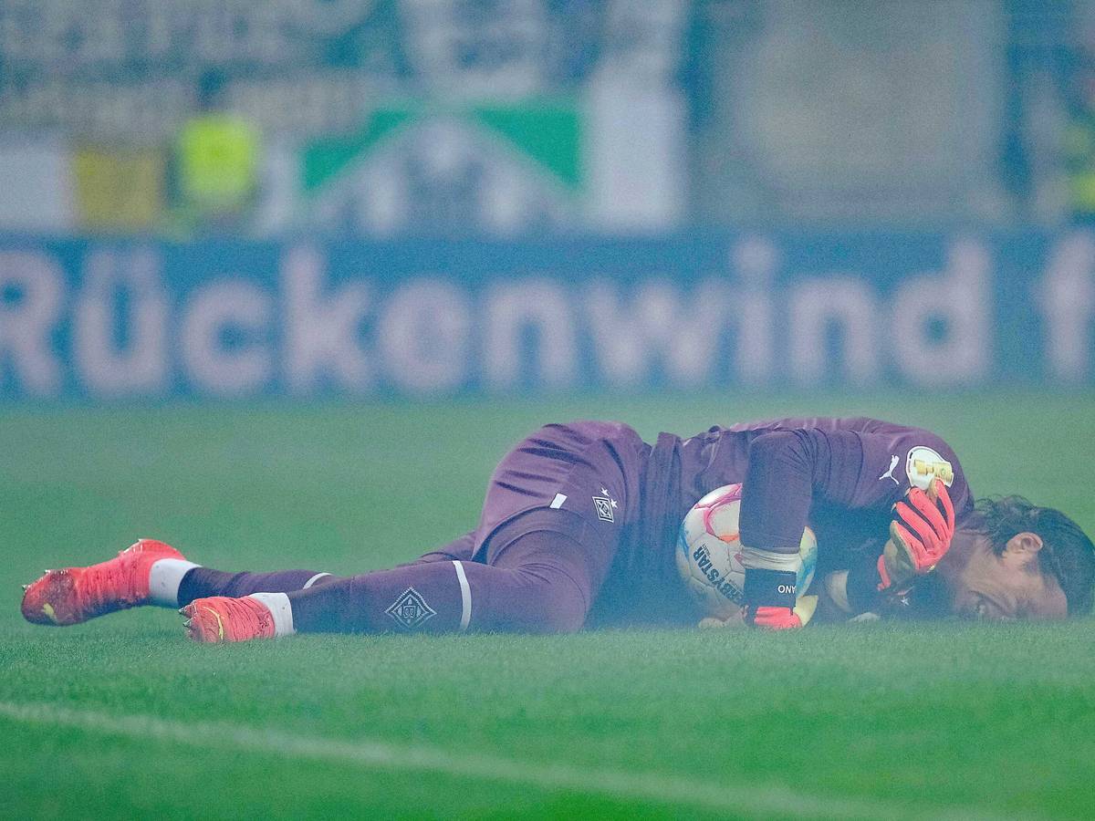 Yann Sommer, Torhüter von Borussia Mönchengladbach, liegt verletzt auf dem Spielfeld während der DFB-Pokal-Partie bei SV Darmstadt 98 (18. Oktober 2022). Sommer hält den Ball dennoch in seinen Armen.