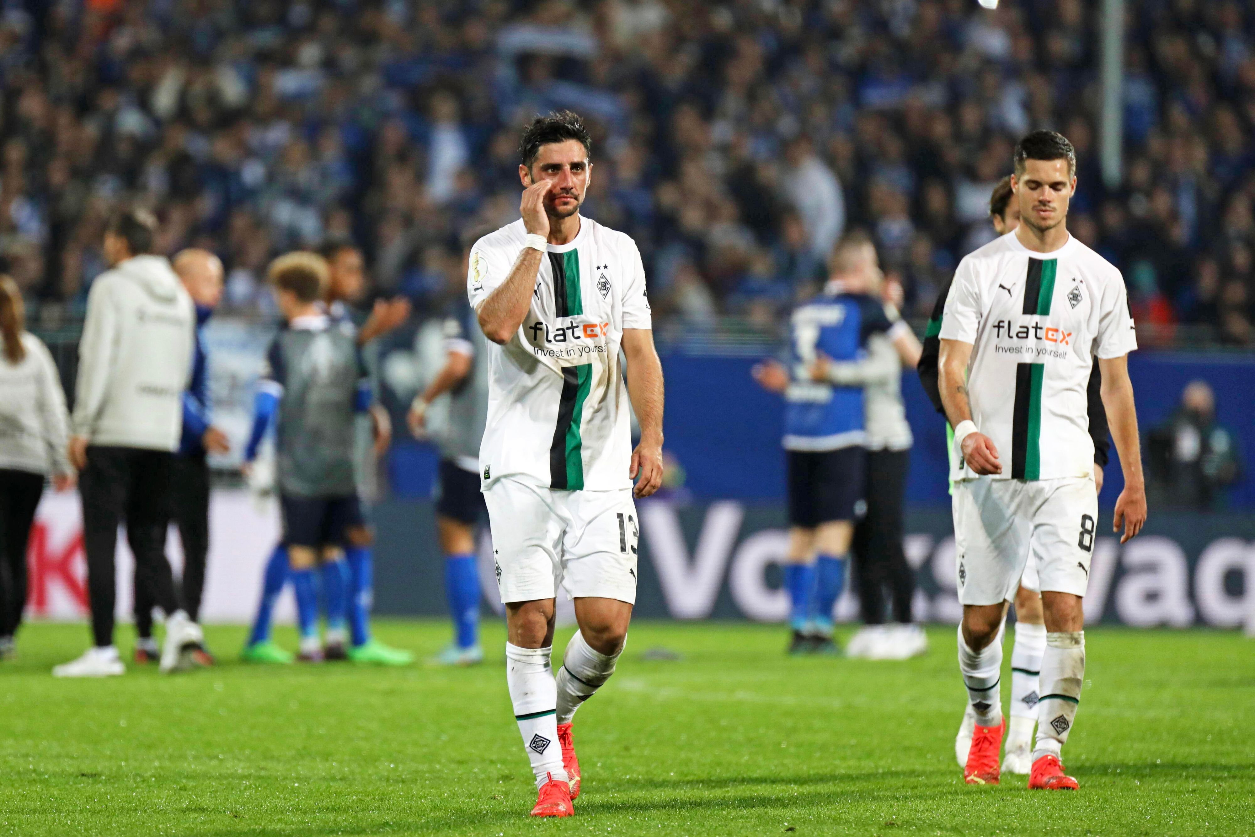 Niedergeschlagene Profis von Borussia Mönchengladbach: Lars Stindl (l.) und Julian Weigl (r.) verlassen das Spielfeld am Böllenfalltor nach der 1:2-Pleite im DFB-Pokal gegen Darmstadt 98 (18. Oktober 2022). Beide schauen nachdenklich nach vorne.