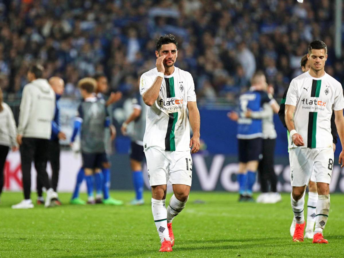 Niedergeschlagene Profis von Borussia Mönchengladbach: Lars Stindl (l.) und Julian Weigl (r.) verlassen das Spielfeld am Böllenfalltor nach der 1:2-Pleite im DFB-Pokal gegen Darmstadt 98 (18. Oktober 2022). Beide schauen nachdenklich nach vorne.