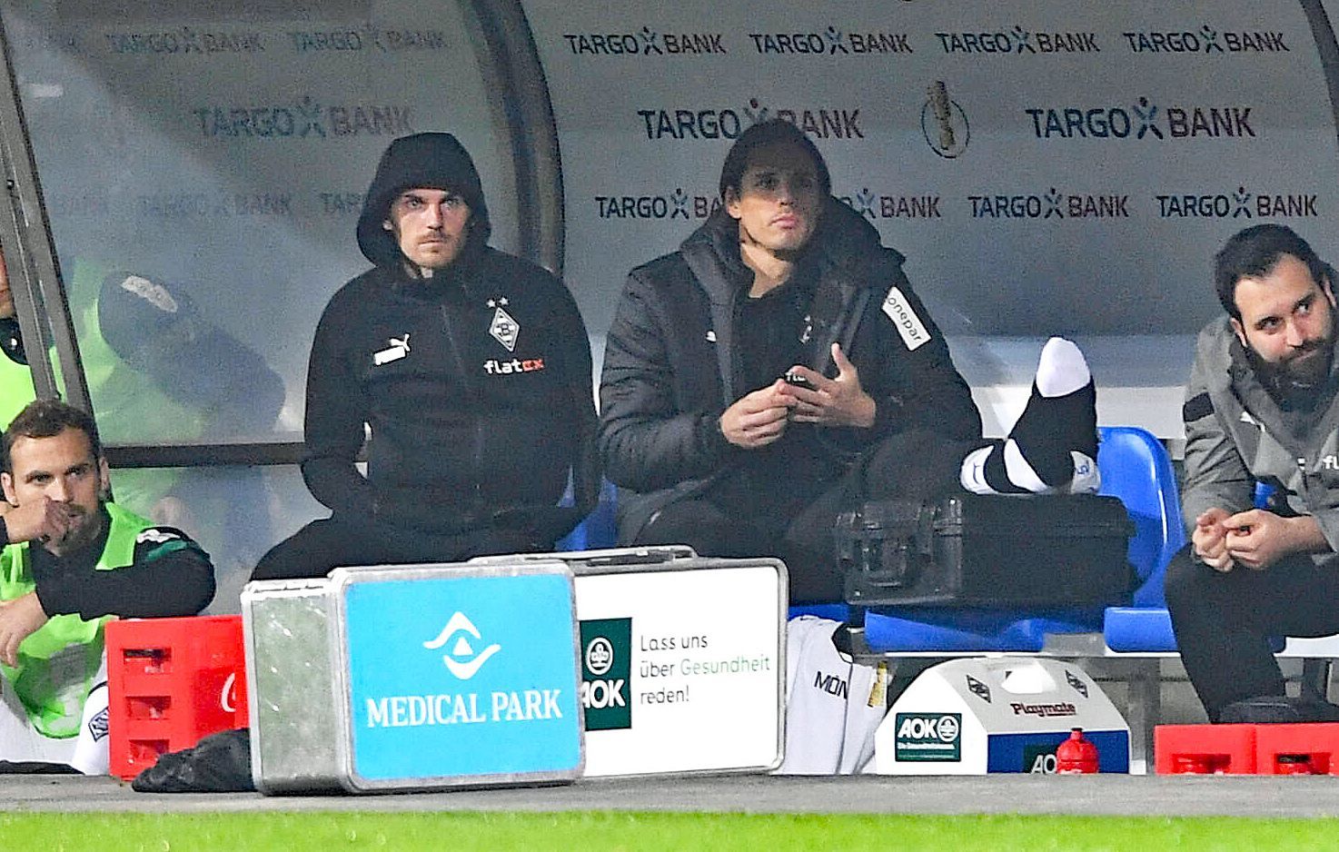 Die Diagnose zur Verletzung von DFB-Nationalspieler Jonas Hofmann (2.v.l.) ist da, die zu Yann Sommer (2.v.r.) noch nicht. Auf diesem Foto sind die Gladbach-Stars nach ihren Auswechslungen bei Borussias Pokal-Pleite in Darmstadt (18. Oktober 2022) zu sehen. Bei Hofmann ist die linke Schulter bandagiert, bei Yann Sommer das linke Sprunggelenk.