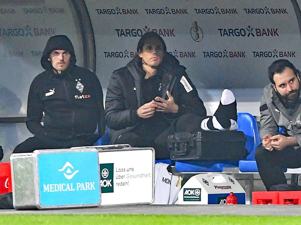 Die Diagnose zur Verletzung von DFB-Nationalspieler Jonas Hofmann (2.v.l.) ist da, die zu Yann Sommer (2.v.r.) noch nicht. Auf diesem Foto sind die Gladbach-Stars nach ihren Auswechslungen bei Borussias Pokal-Pleite in Darmstadt (18. Oktober 2022) zu sehen. Bei Hofmann ist die linke Schulter bandagiert, bei Yann Sommer das linke Sprunggelenk.
