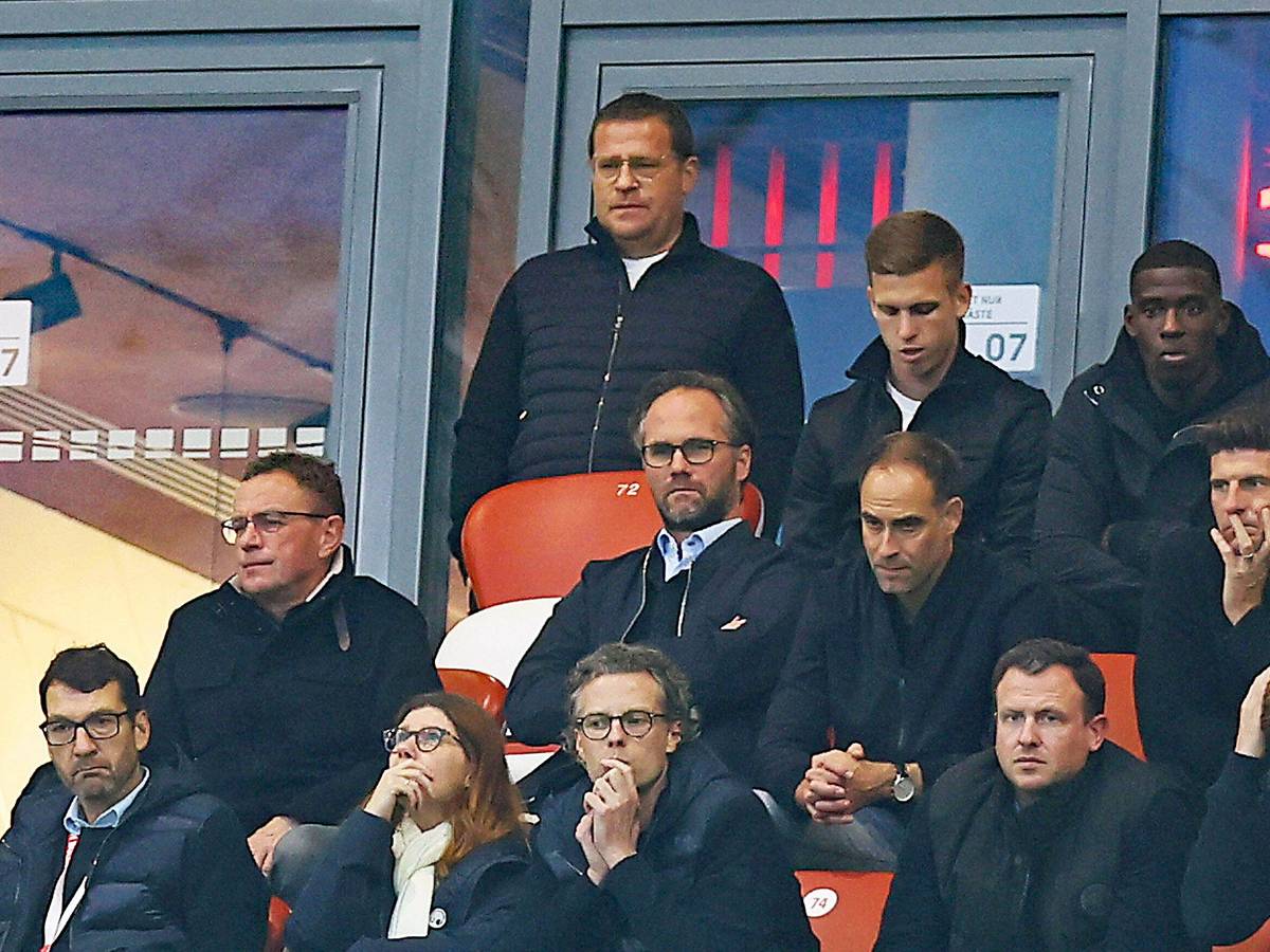 Max Eberl (links-oben), ehemaliger Manager von Borussia Mönchengladbach, hat sich am Dienstag (18. Oktober 2022) das DFB-Pokal-Spiel seines neuen Arbeitgebers RB Leipzig gegen den Hamburger SV im Stadion angeschaut. Auf der Tribüne sitzen vor ihm unter anderem Ralf Rangnick und Oliver Mintzlaff.