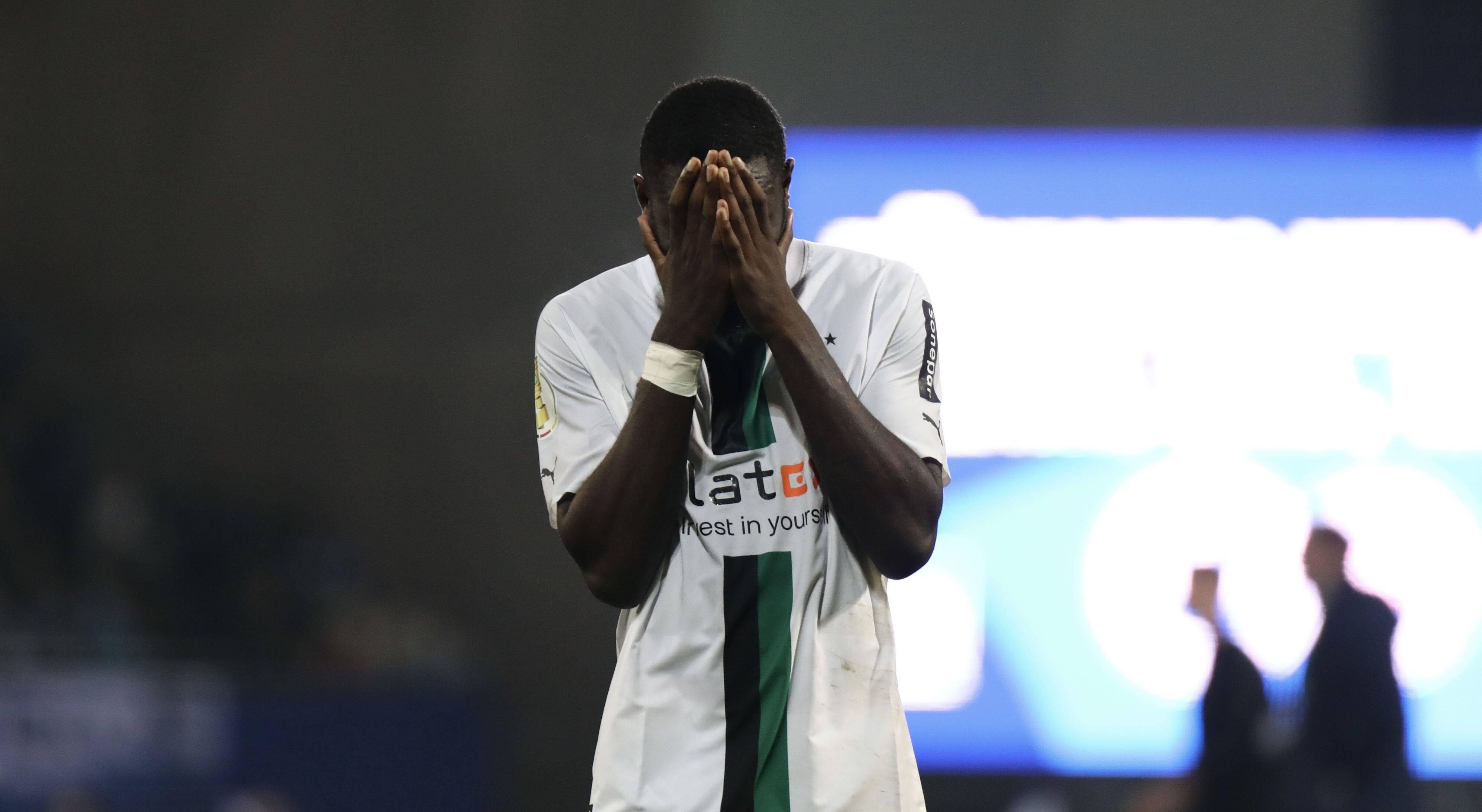 Pure Enttäuschung! Stürmer Marcus Thuram von Fußball-Bundesligist Borussia Mönchengladbach nach der Pleite bei Darmstadt 98 im DFB-Pokal am Dienstagabend (18. Oktober 2022) am Böllenfalltor. Der Franzose hält sich die Hände vor das Gesicht.
