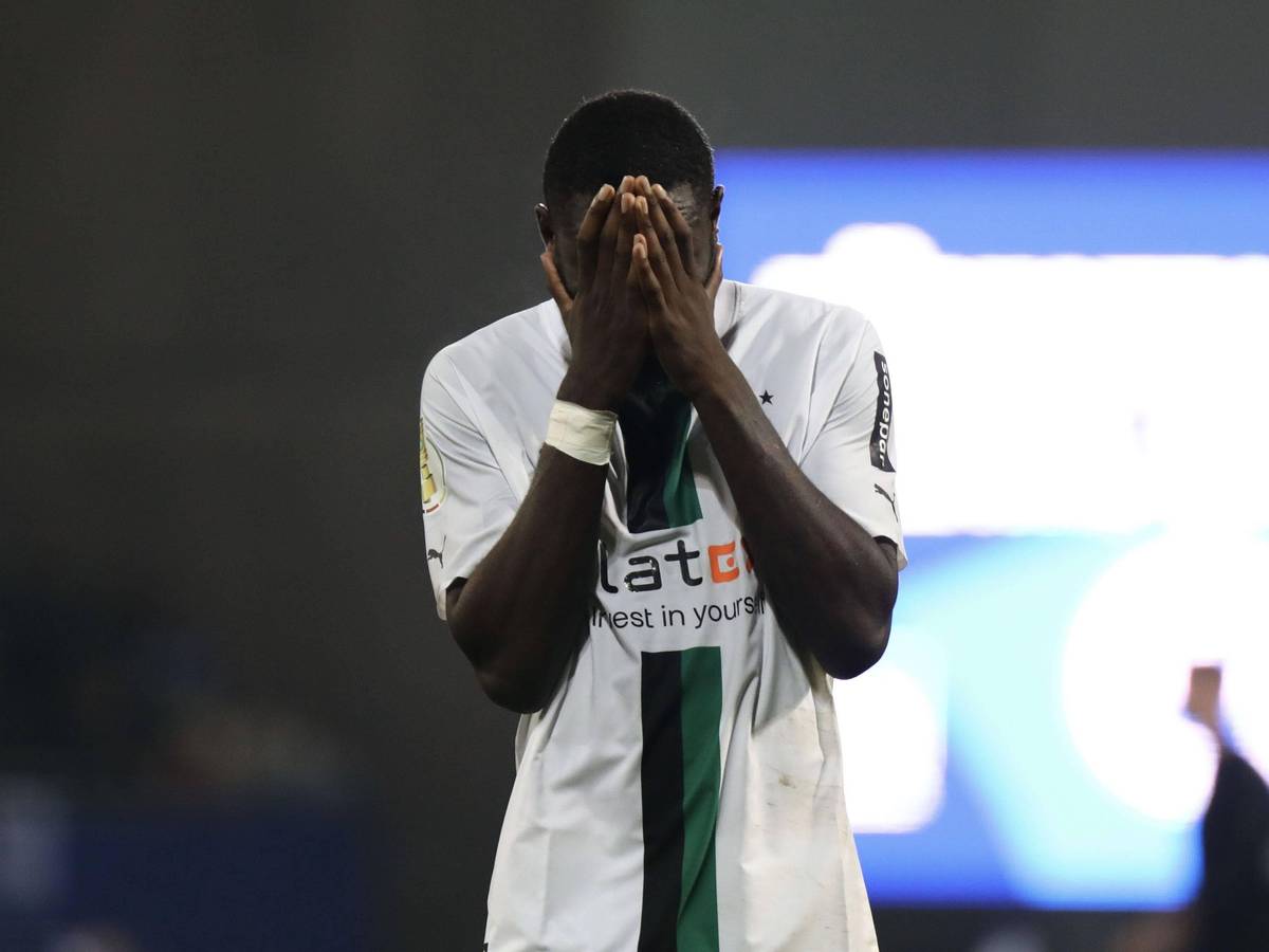 Pure Enttäuschung! Stürmer Marcus Thuram von Fußball-Bundesligist Borussia Mönchengladbach nach der Pleite bei Darmstadt 98 im DFB-Pokal am Dienstagabend (18. Oktober 2022) am Böllenfalltor. Der Franzose hält sich die Hände vor das Gesicht.