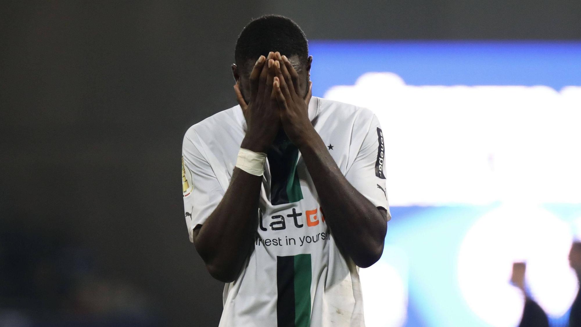 Pure Enttäuschung! Stürmer Marcus Thuram von Fußball-Bundesligist Borussia Mönchengladbach nach der Pleite bei Darmstadt 98 im DFB-Pokal am Dienstagabend (18. Oktober 2022) am Böllenfalltor. Der Franzose hält sich die Hände vor das Gesicht.