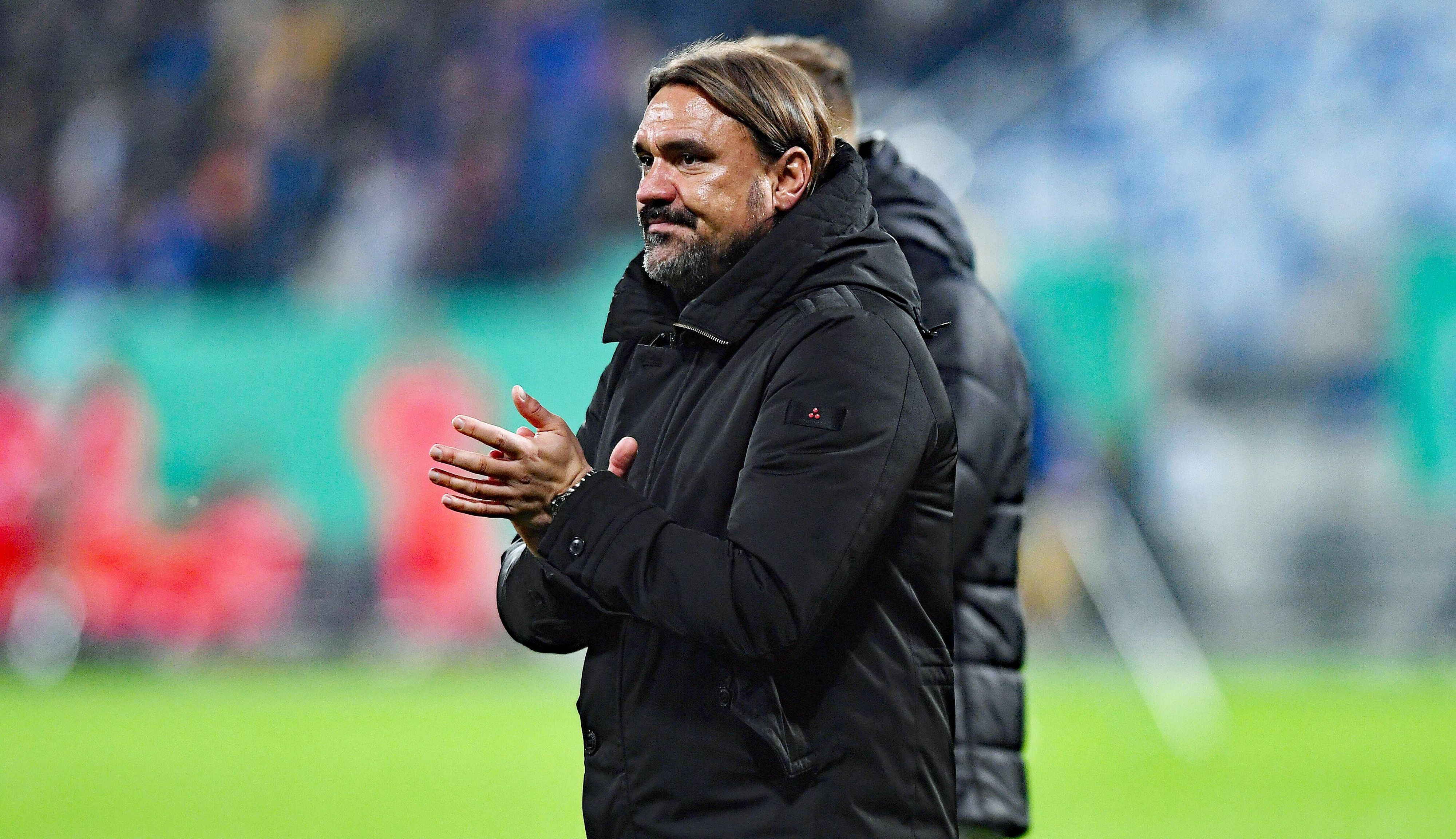 Sichtlich enttäuscht: Daniel Farke, Trainer von Fußball-Bundesligist Borussia Mönchengladbach, nach dem DFB-Pokal-Aus (18. Oktober 2022) mit seiner Mannschaft beim Zweitligisten SV Darmstadt 98. Farke klatscht in die Hände Richtung mitgereiste Fans.