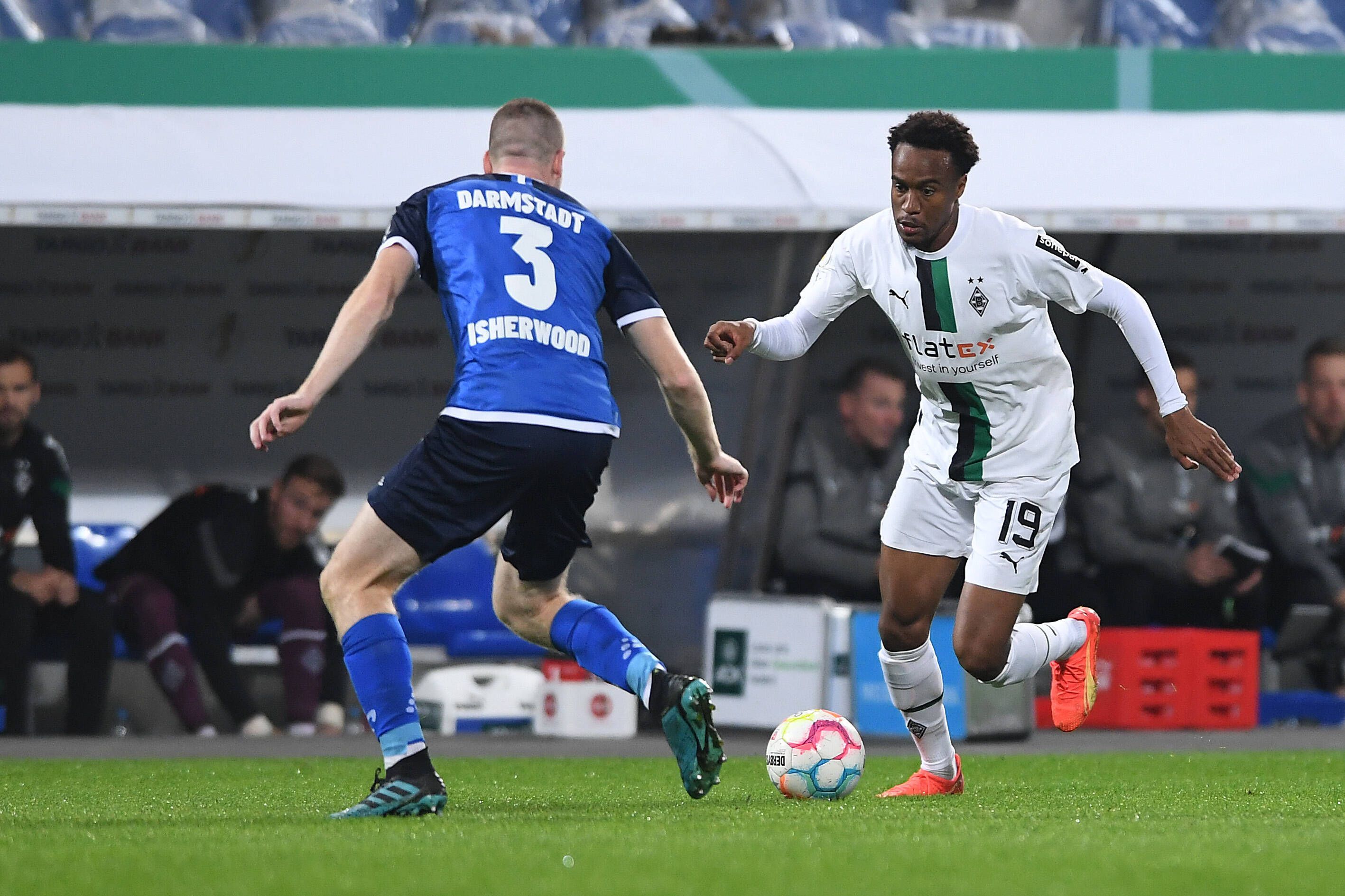 Nathan Ngoumou von Borussia Mönchengladbach, hier im Zweikampf mit Thomas Isherwood von Darmstadt 98 am 18. Oktober 2022.