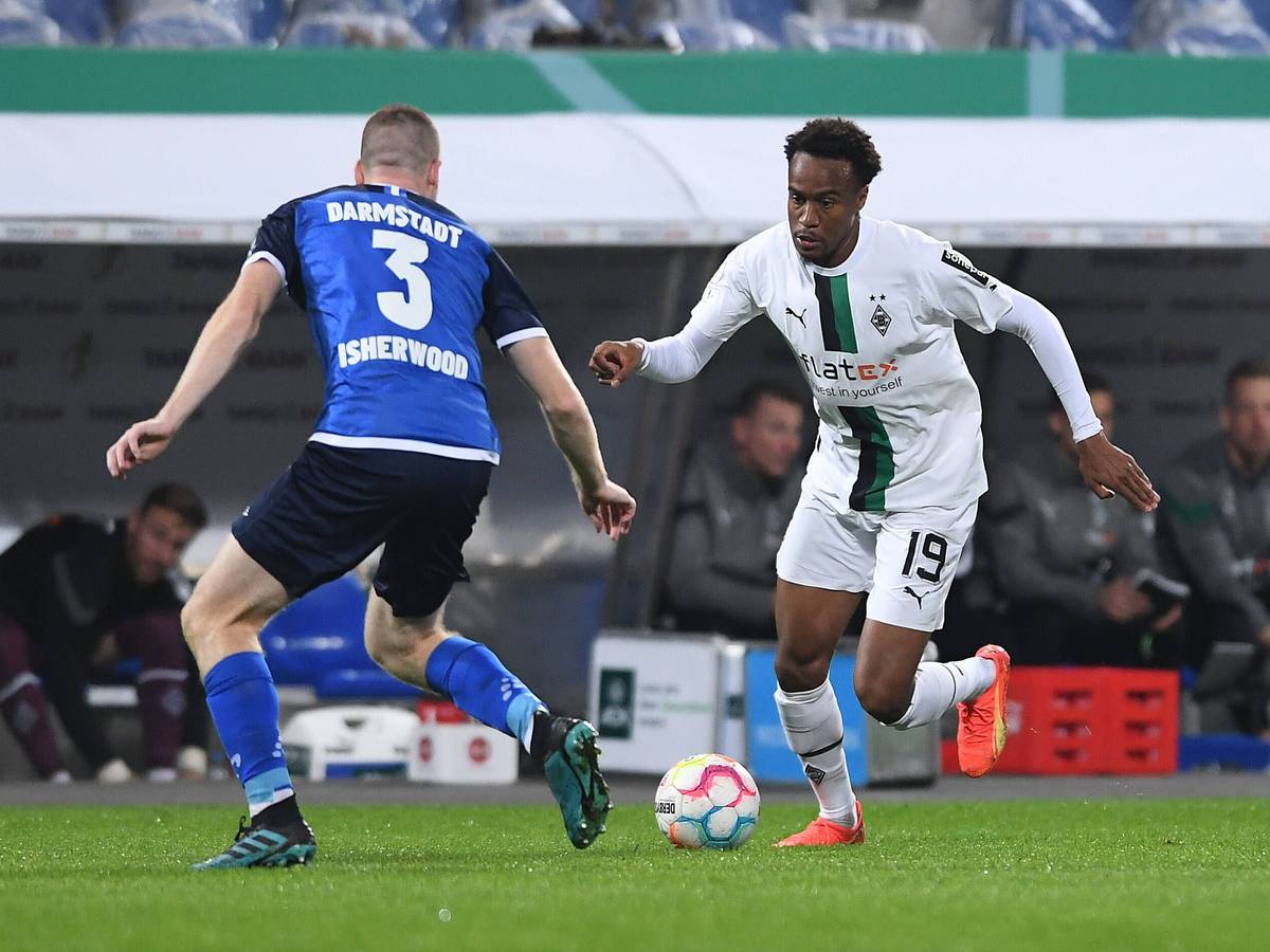 Nathan Ngoumou von Borussia Mönchengladbach, hier im Zweikampf mit Thomas Isherwood von Darmstadt 98 am 18. Oktober 2022.