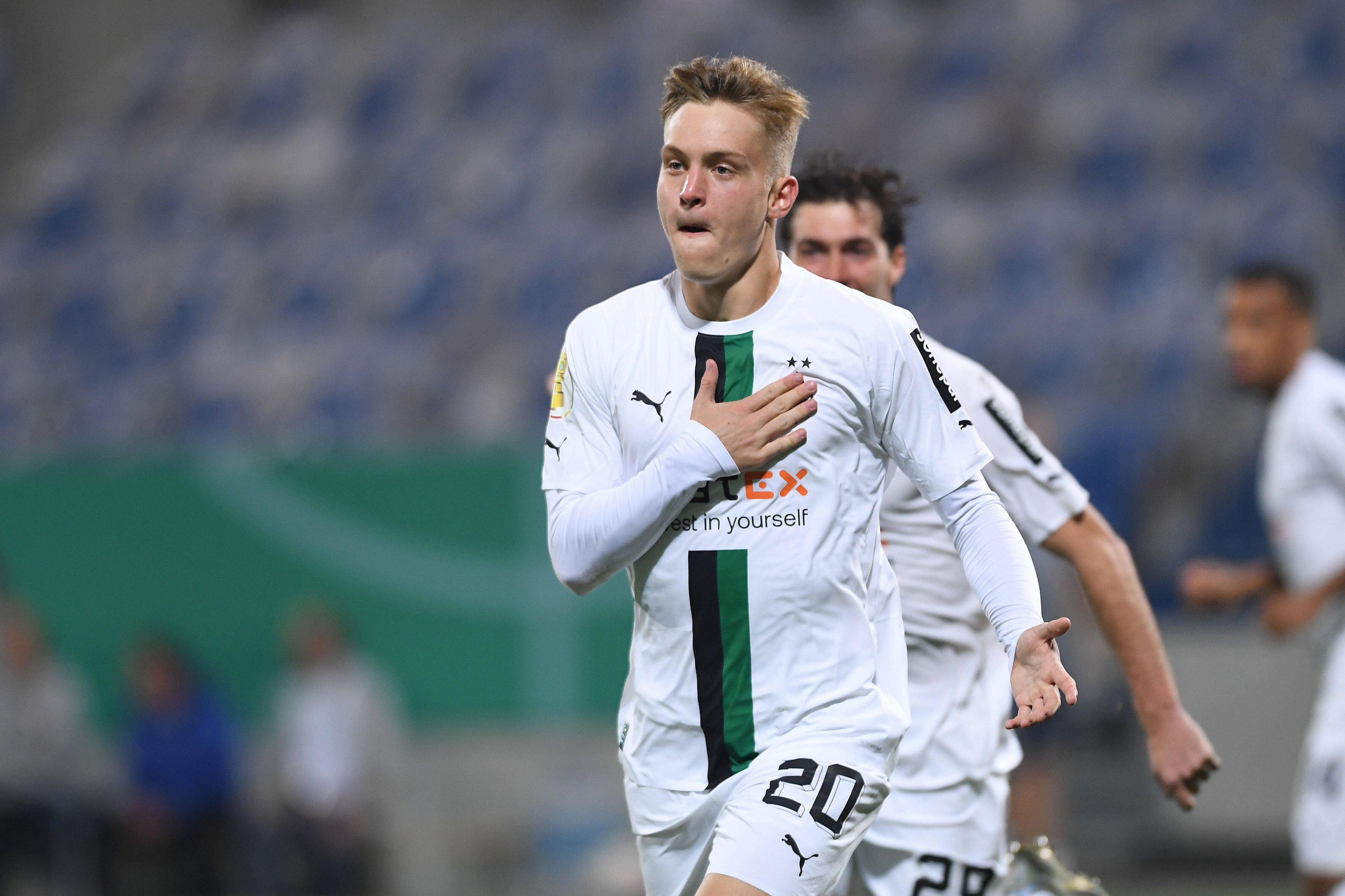 Luca Netz jubelt über sein Tor für Borussia Mönchengladbach zum zwischenzeitlichen 1:1 beim SV Darmstadt 98 am 18. Oktober 2022. Netz schlägt sich mit der rechten Hand auf die linke Brust, wo das Gladbach-Logo zu sehen ist.