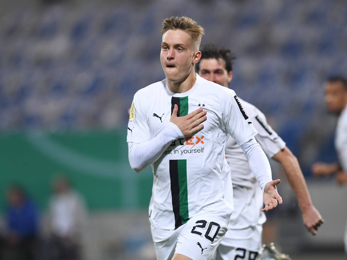 Luca Netz jubelt über sein Tor für Borussia Mönchengladbach zum zwischenzeitlichen 1:1 beim SV Darmstadt 98 am 18. Oktober 2022. Netz schlägt sich mit der rechten Hand auf die linke Brust, wo das Gladbach-Logo zu sehen ist.