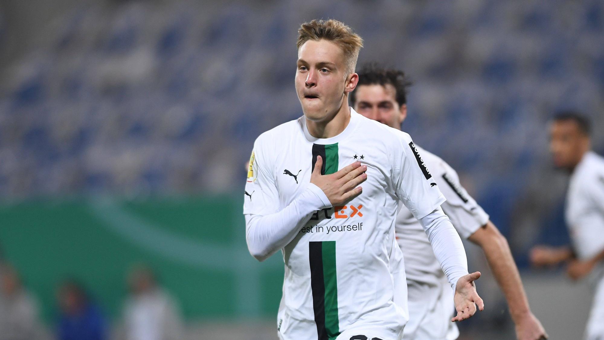 Luca Netz jubelt über sein Tor für Borussia Mönchengladbach zum zwischenzeitlichen 1:1 beim SV Darmstadt 98 am 18. Oktober 2022. Netz schlägt sich mit der rechten Hand auf die linke Brust, wo das Gladbach-Logo zu sehen ist.
