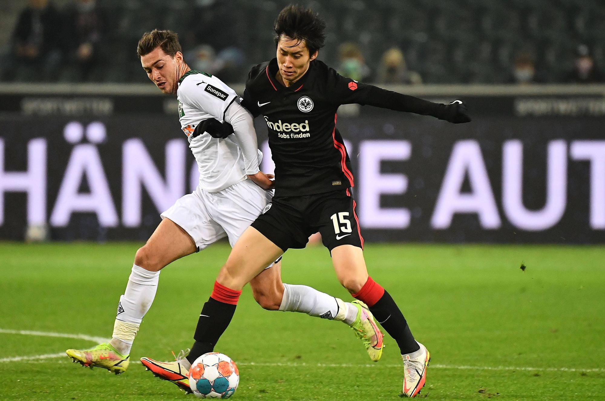 Joe Scally von Borussia Mönchengladbach (l.) im Zweikampf mit Daichi Kamada von Borussia Mönchengladbach. Das Foto stammt vom letzten Aufeinandertreffen der beiden Teams im Borussia-Park am 15. Dezember 2021.