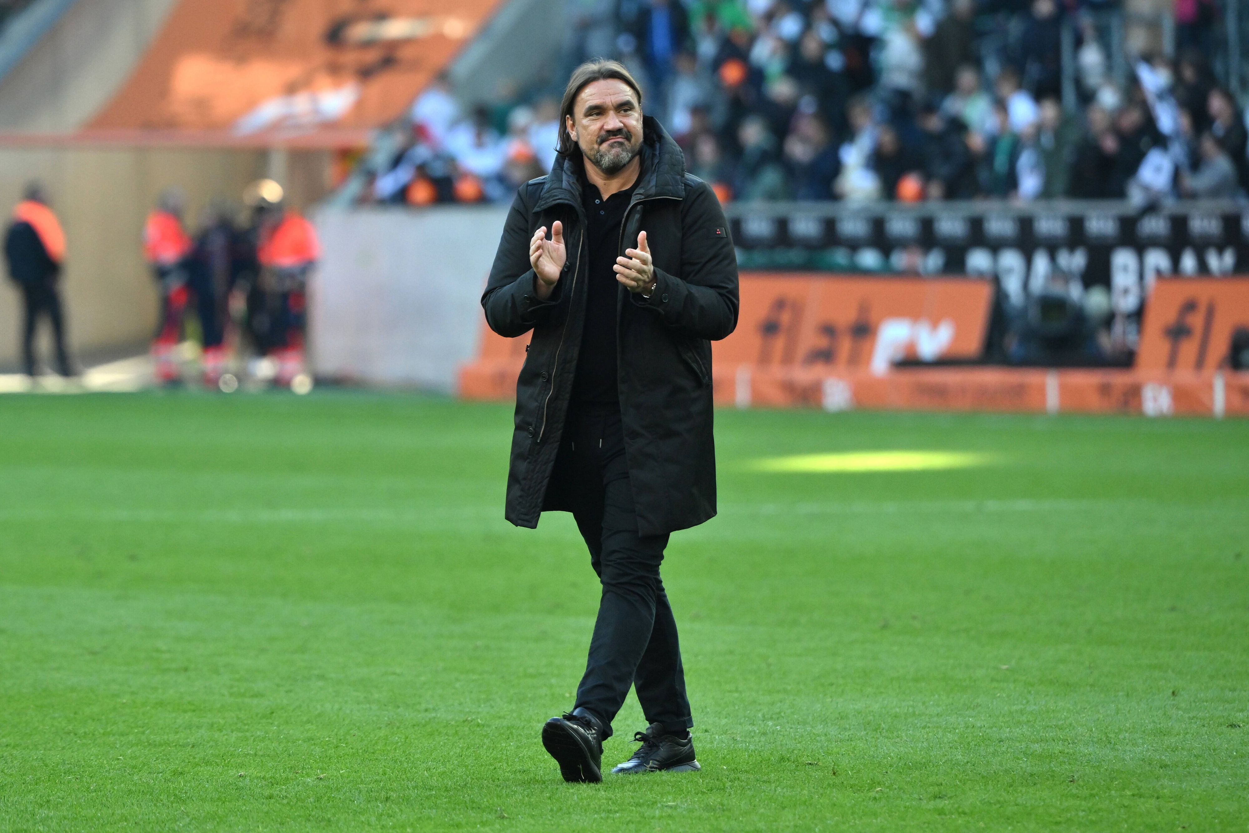 Trainer Daniel Farke bedankt sich am 9. Oktober 2022 bei den Fans von Borussia Mönchengladbach für ihre Unterstützung im Derby gegen den 1. FC Köln.