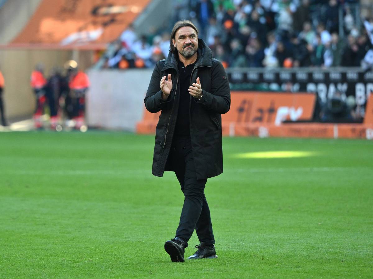 Trainer Daniel Farke bedankt sich am 9. Oktober 2022 bei den Fans von Borussia Mönchengladbach für ihre Unterstützung im Derby gegen den 1. FC Köln.