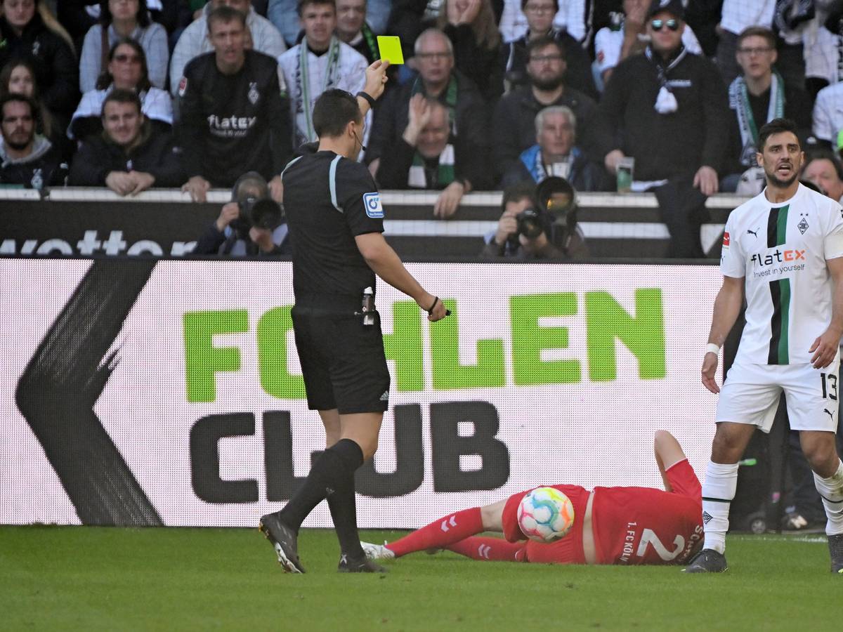 Schiedsrichter Sven Jablonski zeigt Kapitän Lars Stindl von Borussia Mönchengladbach im Bundesliga-Spiel gegen den 1. FC Köln am 9. Oktober 2022 die Gelbe Karte.
