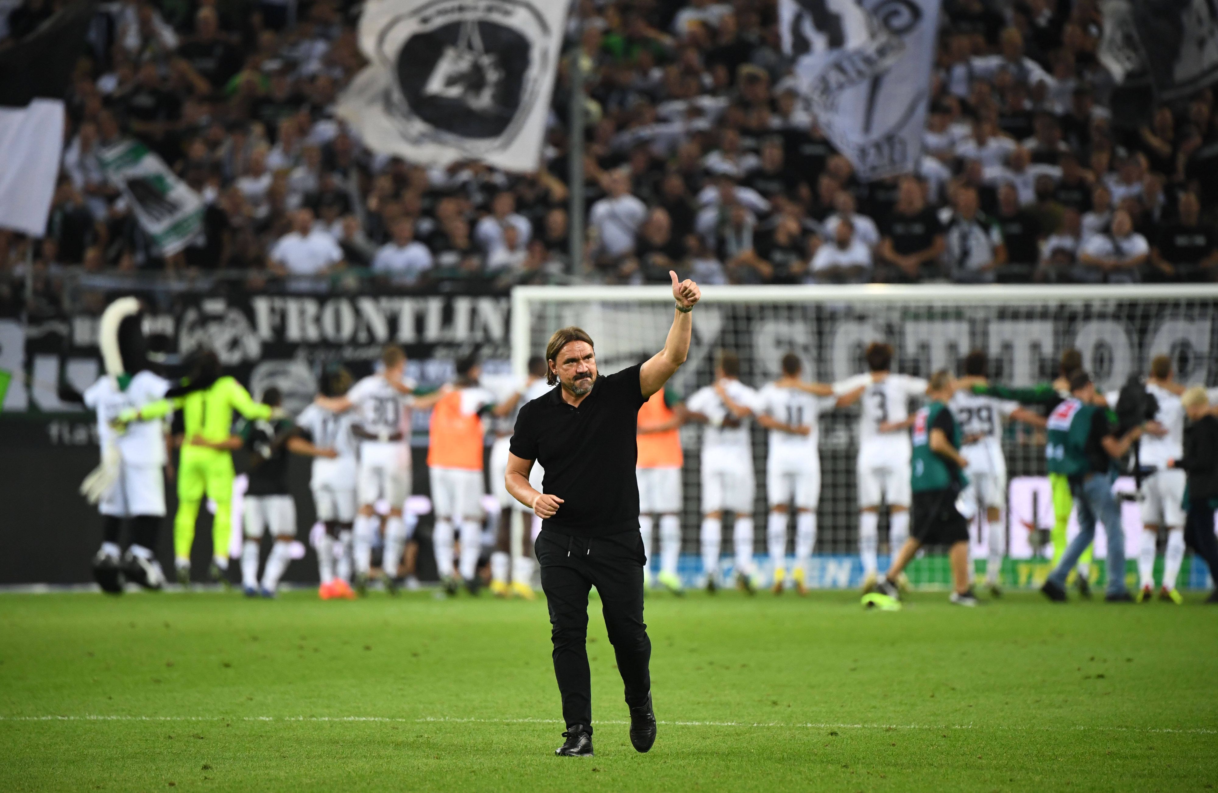 Daumen hoch von Daniel Farke für die Fans von Borussia Mönchengladbach nach dem Heimspiel gegen Hertha BSC am 19. August 2022.