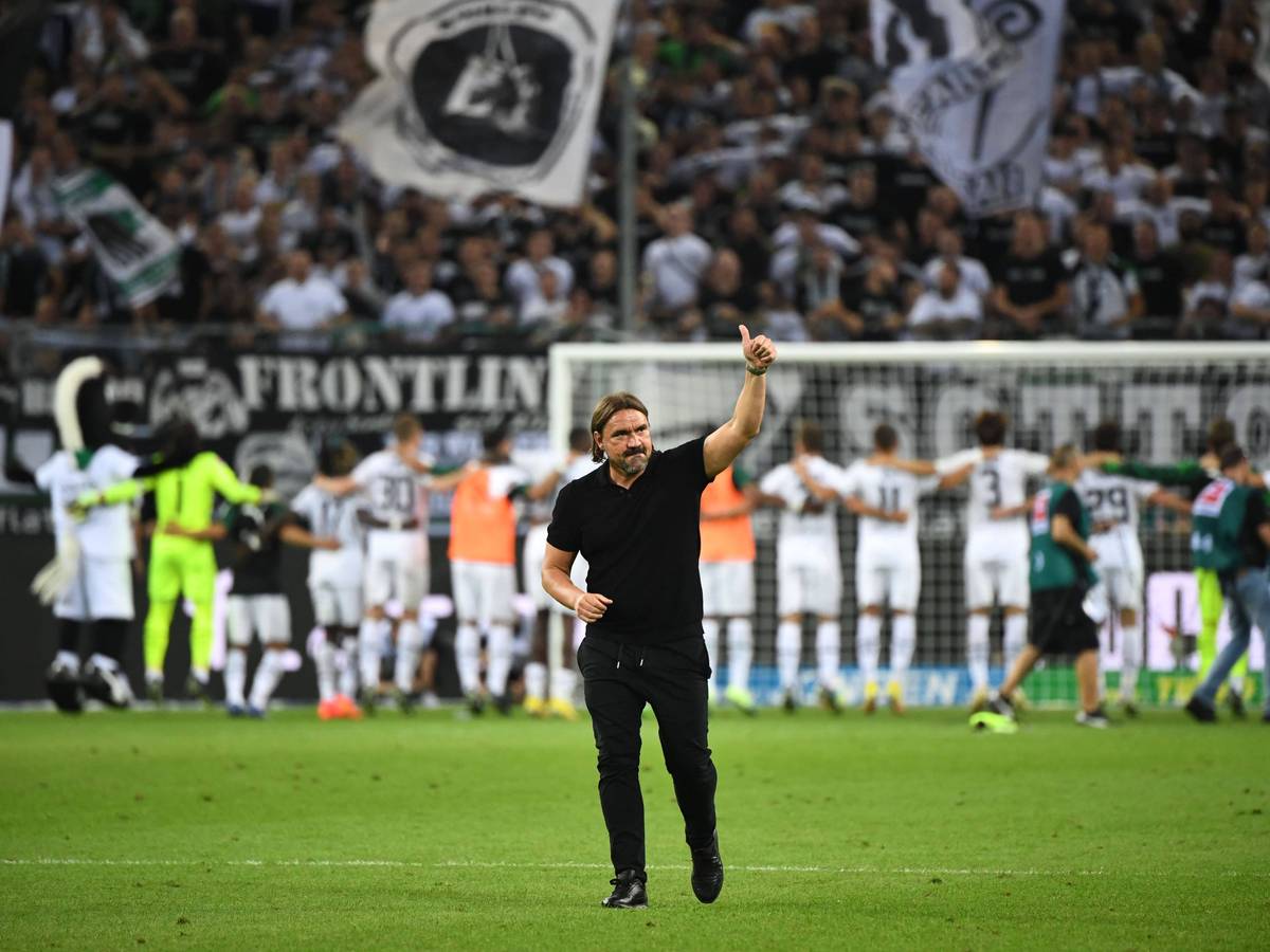 Daumen hoch von Daniel Farke für die Fans von Borussia Mönchengladbach nach dem Heimspiel gegen Hertha BSC am 19. August 2022.