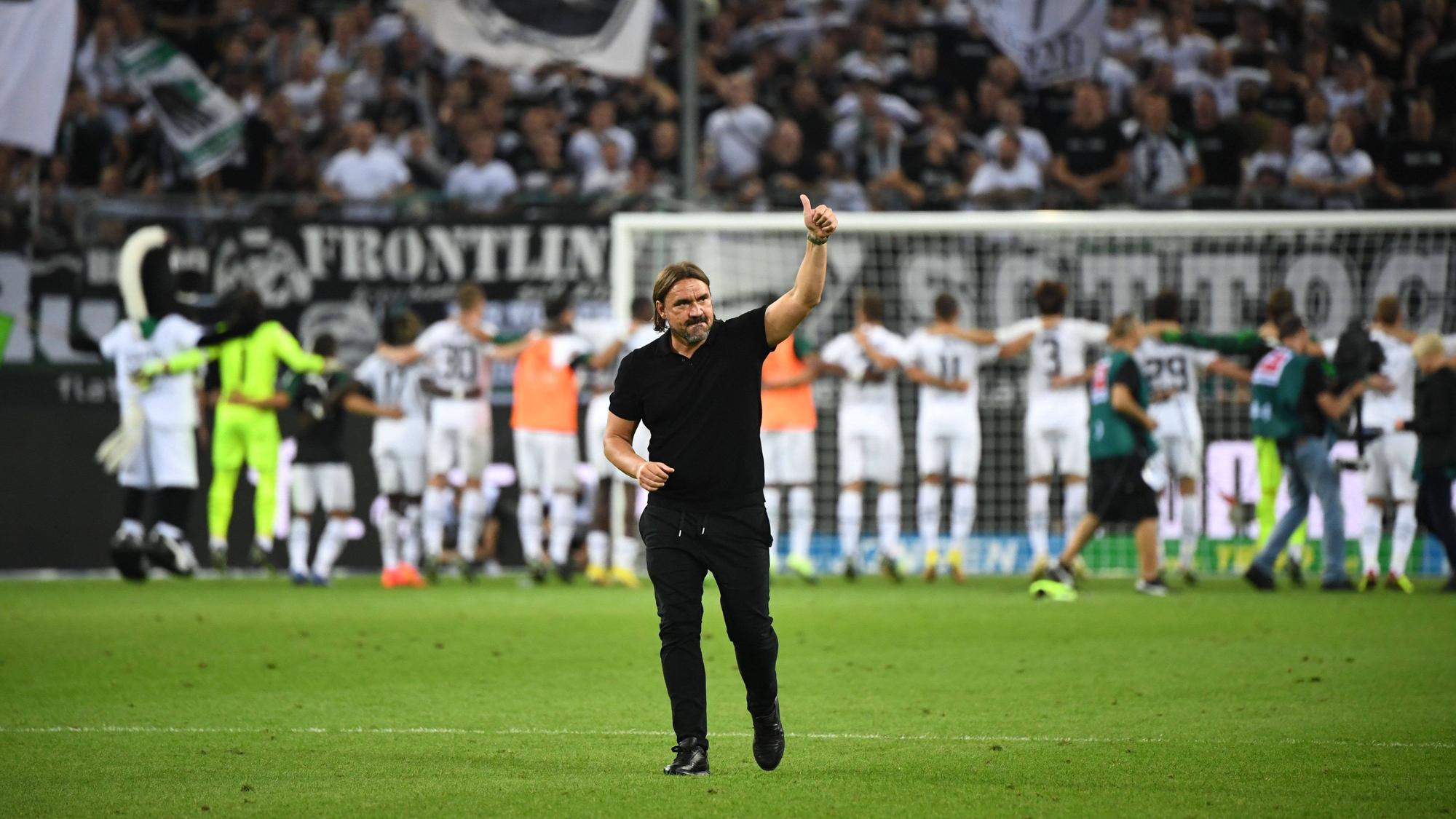 Daumen hoch von Daniel Farke für die Fans von Borussia Mönchengladbach nach dem Heimspiel gegen Hertha BSC am 19. August 2022.