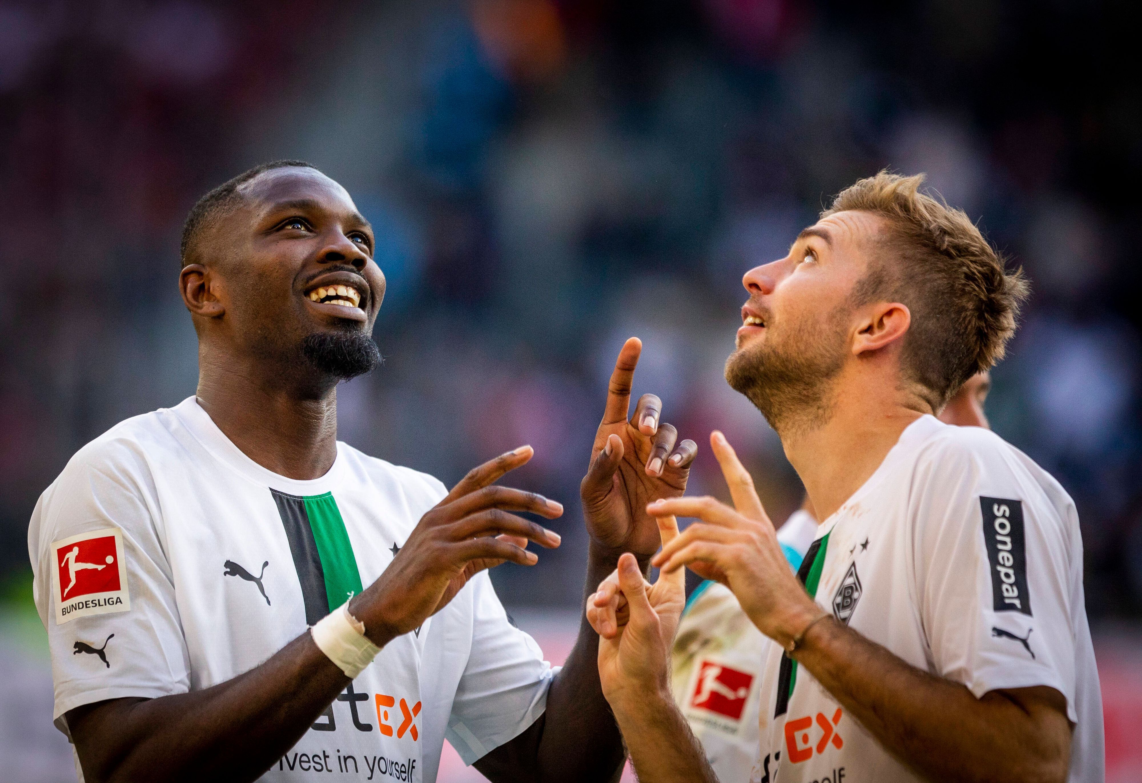Jubel bei Marcus Thuram (l.) und Christoph Kramer (r.) von Borussia Mönchengladbach nach dem Bundesliga-Sieg gegen den 1. FC Köln am 9. Oktober 2022.