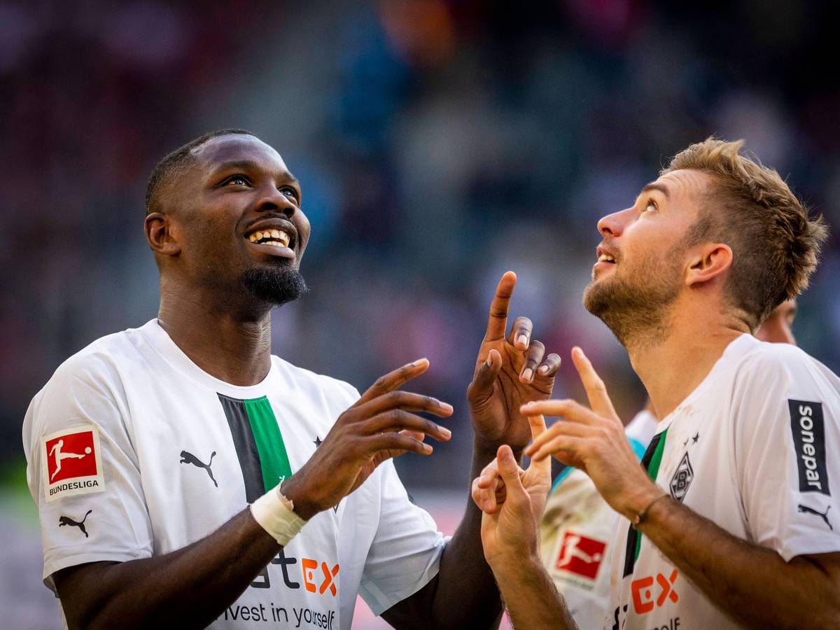 Jubel bei Marcus Thuram (l.) und Christoph Kramer (r.) von Borussia Mönchengladbach nach dem Bundesliga-Sieg gegen den 1. FC Köln am 9. Oktober 2022.