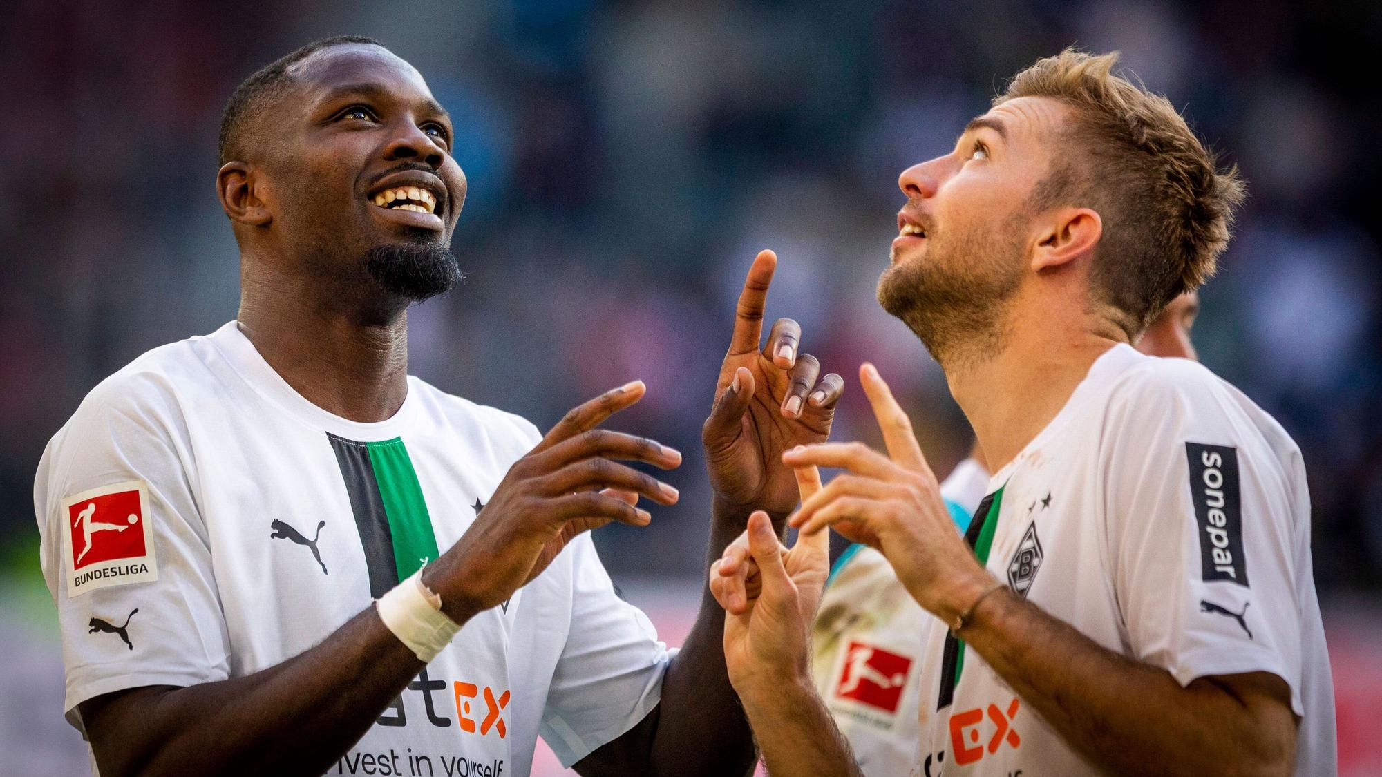 Jubel bei Marcus Thuram (l.) und Christoph Kramer (r.) von Borussia Mönchengladbach nach dem Bundesliga-Sieg gegen den 1. FC Köln am 9. Oktober 2022.