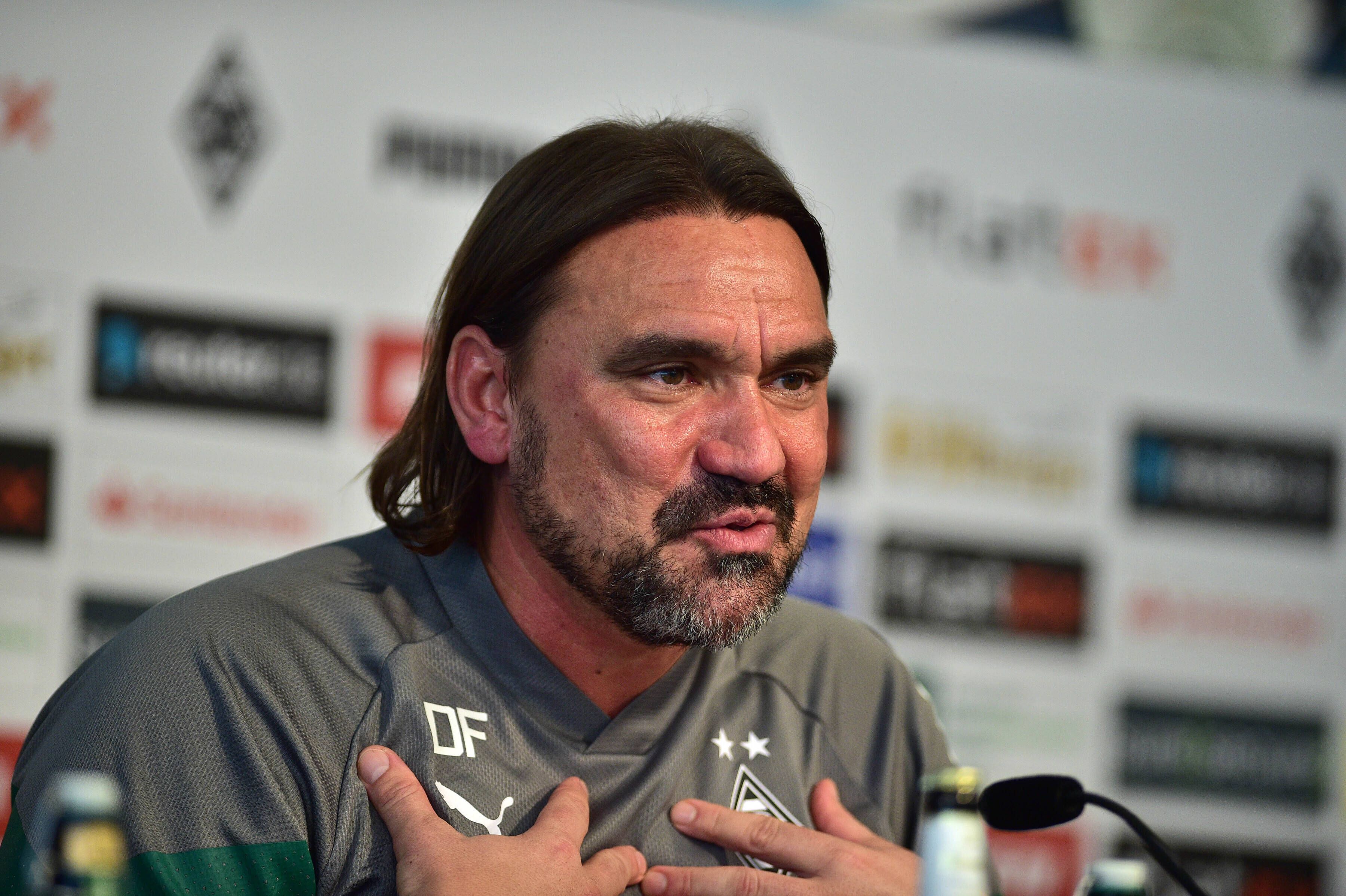 Daniel Farke, Trainer von Borussia Mönchengladbach, auf der Pressekonferenz am 21. Oktober 2022 im Borussia-Park. Farke sitzt auf dem Podium und gestikuliert mit den Händen.