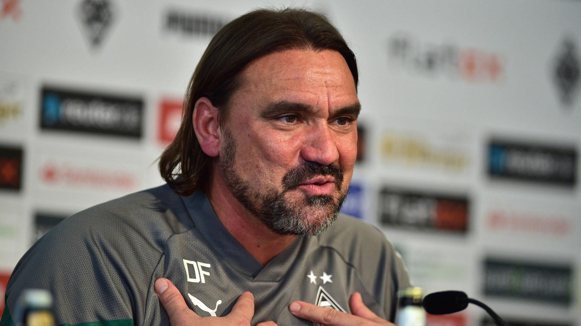 Daniel Farke, Trainer von Borussia Mönchengladbach, auf der Pressekonferenz am 21. Oktober 2022 im Borussia-Park. Farke sitzt auf dem Podium und gestikuliert mit den Händen.