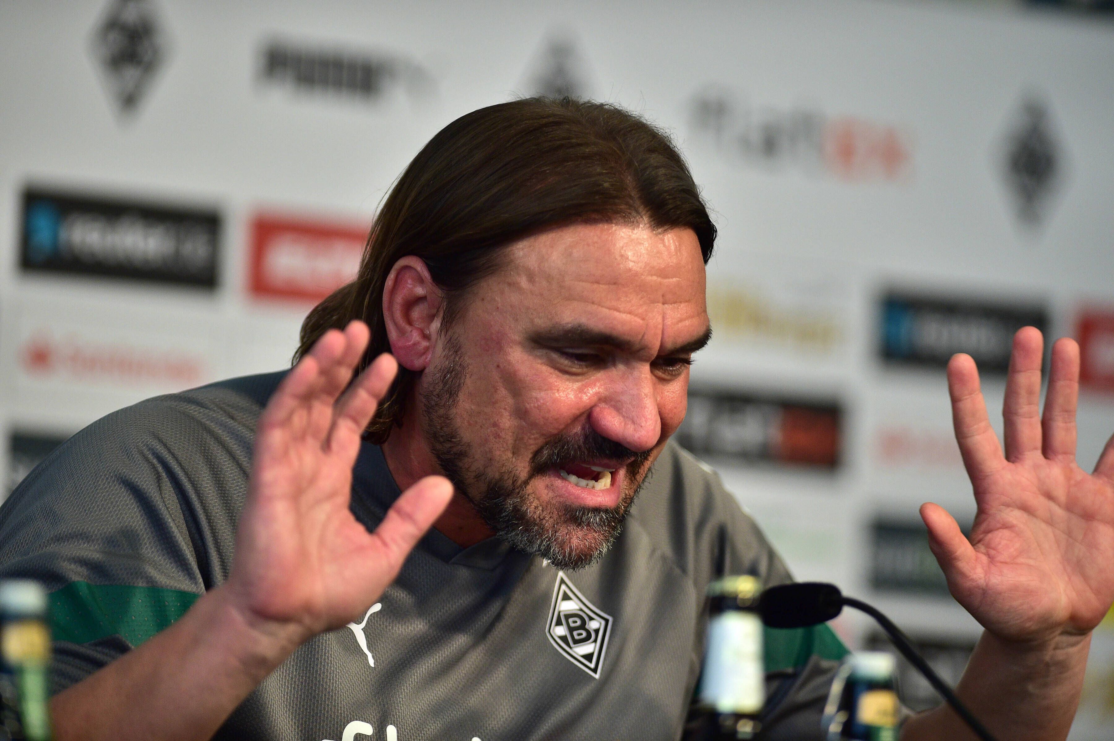 Daniel Farke, Trainer von Borussia Mönchengladbach, bei seinem 16-minütigen Monolog auf der Pressekonferenz am 21. Oktober 2022. Farke hat beide Hände erhoben.